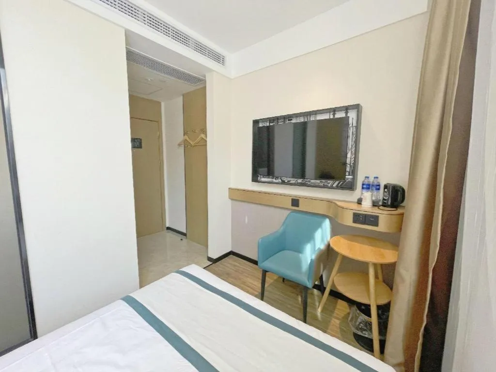 Bed in City Comfort Inn Wuhan Yangtze River Bridge Yellow Crane Tower