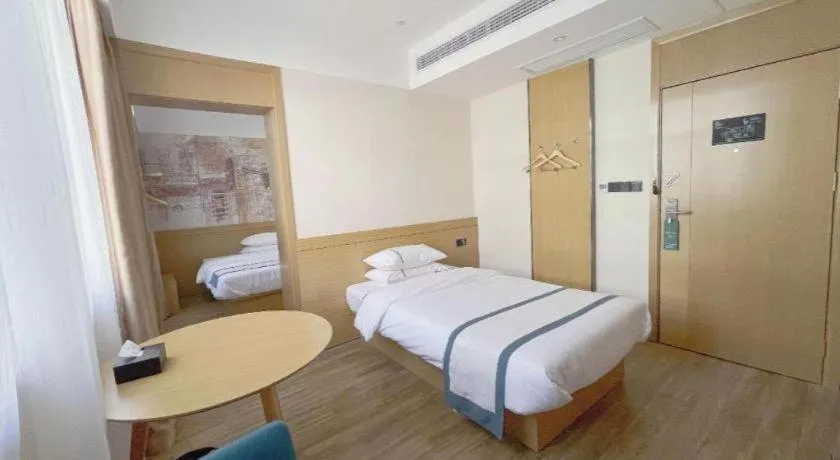 Bed in City Comfort Inn Wuhan Yangtze River Bridge Yellow Crane Tower