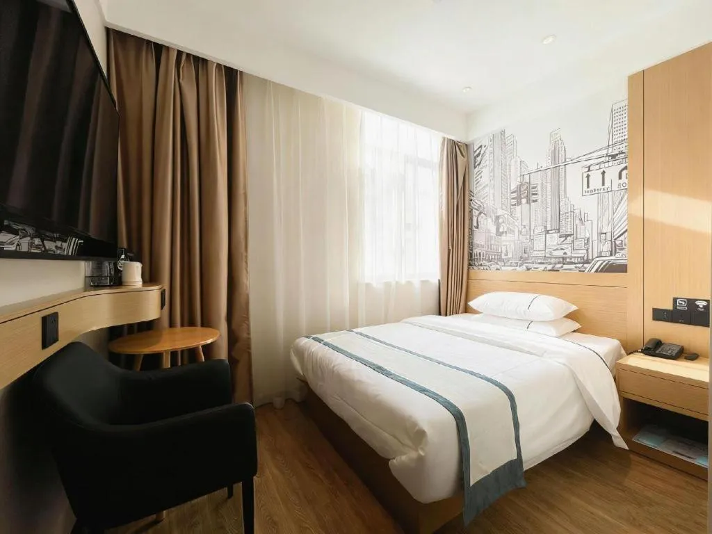 Bed in City Comfort Inn Wuhan Yangtze River Bridge Yellow Crane Tower