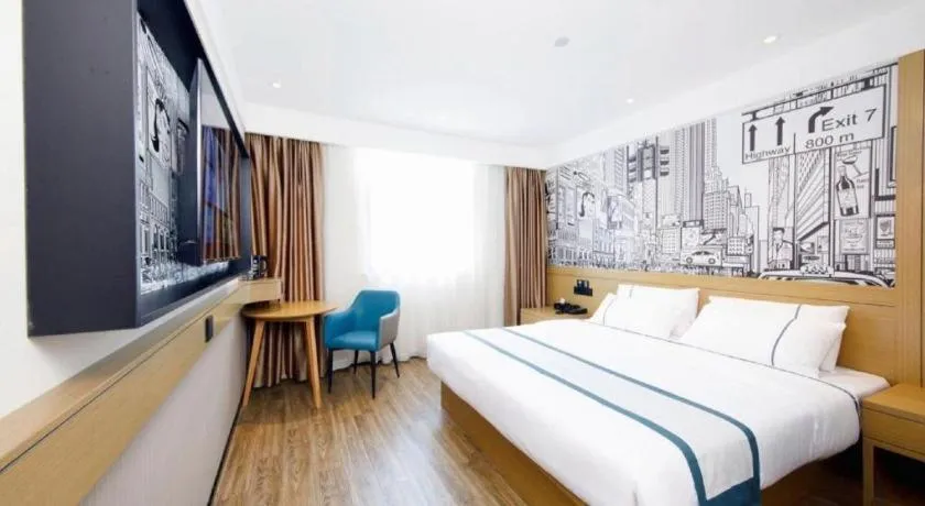 Bed in City Comfort Inn Wuhan Yangtze River Bridge Yellow Crane Tower
