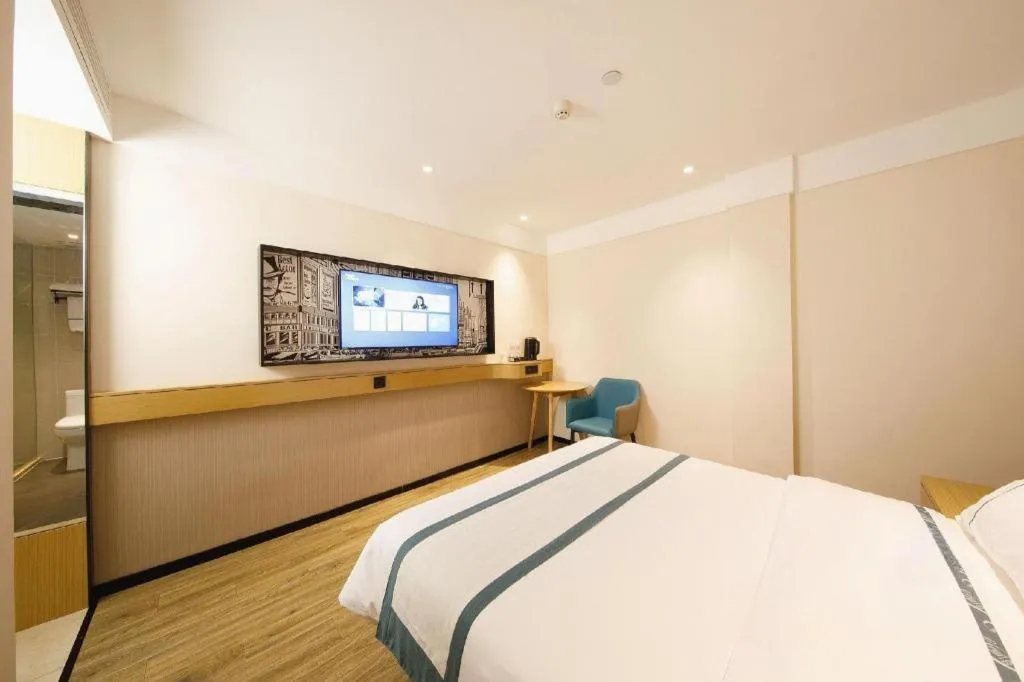 Bed in City Comfort Inn Wuhan Yangtze River Bridge Yellow Crane Tower