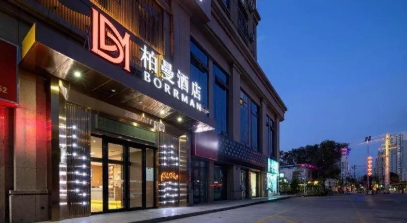 Borrman Hotel Korla Peacock River