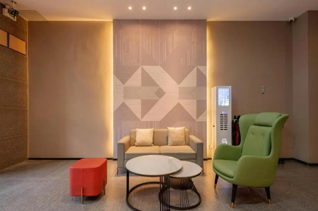 Borrman Hotel Korla Peacock River