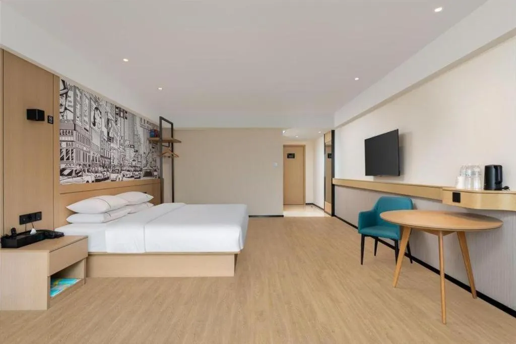 Bed in City Comfort Inn Hotel Wuhan Jiufeng Mountain Forest Park