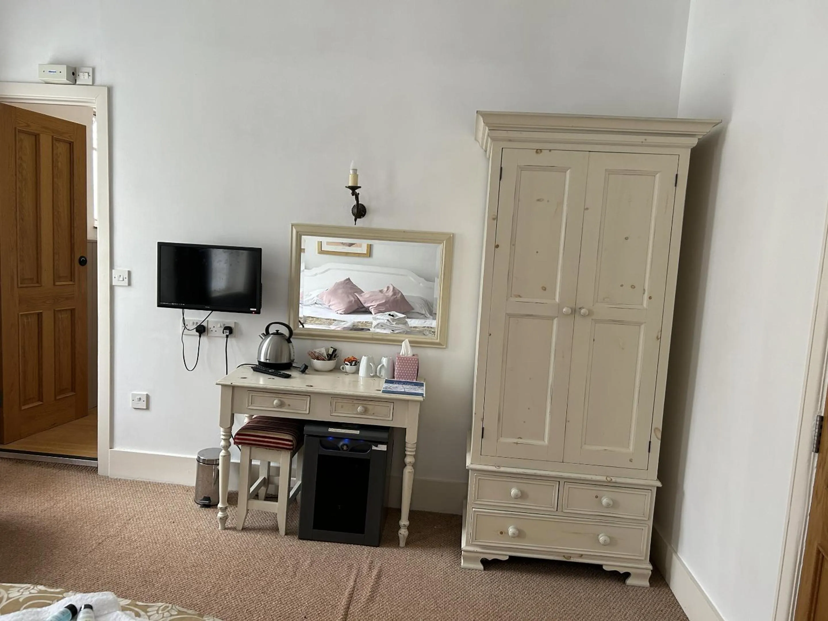 Bedroom in George & falcon