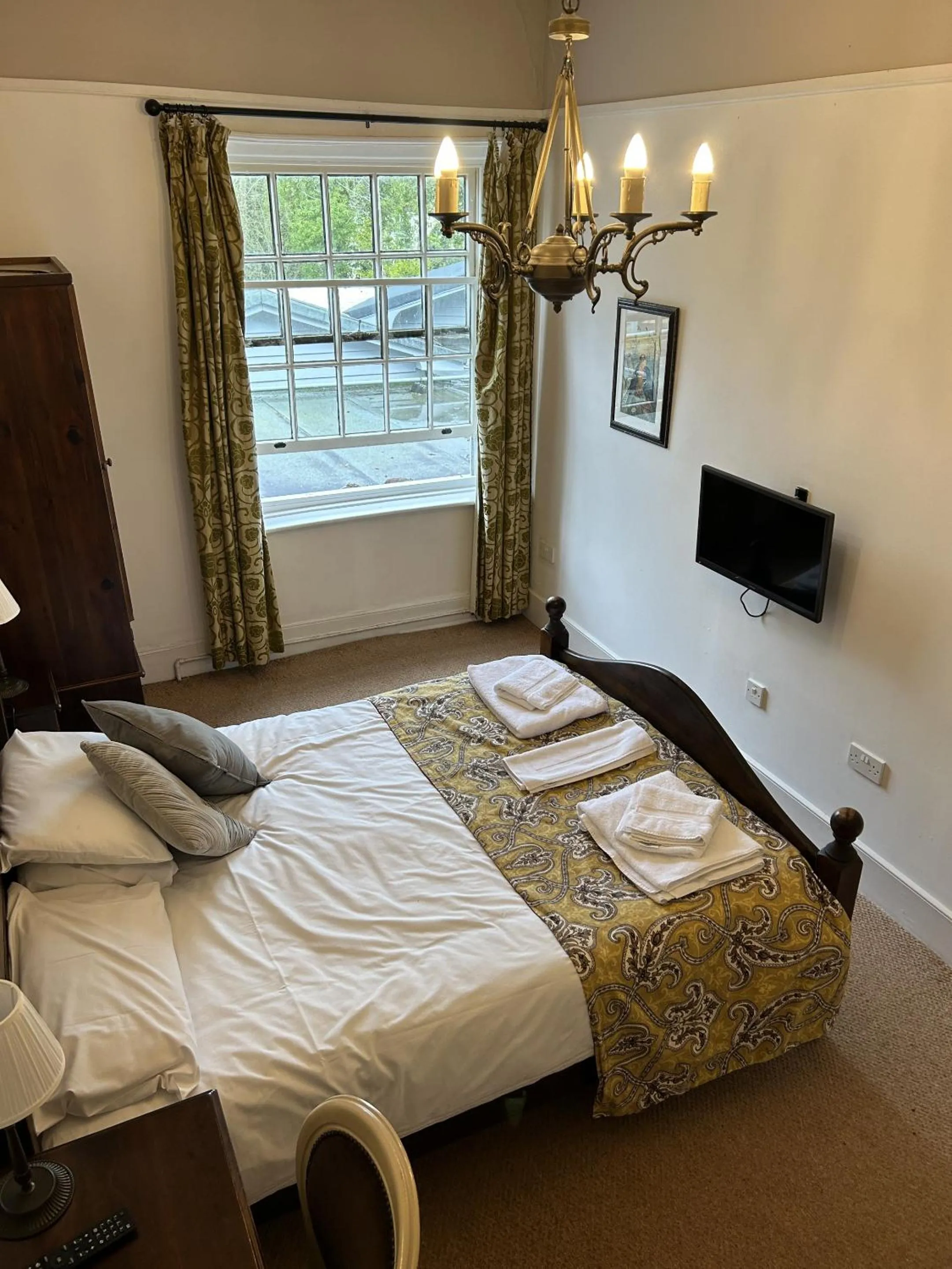 Bedroom in George & falcon