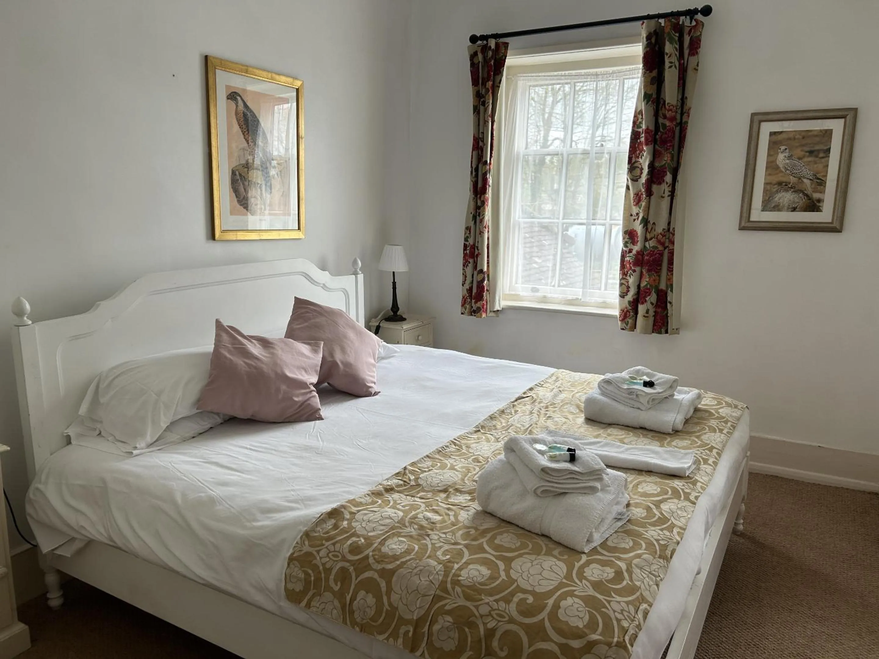 Bedroom in George & falcon