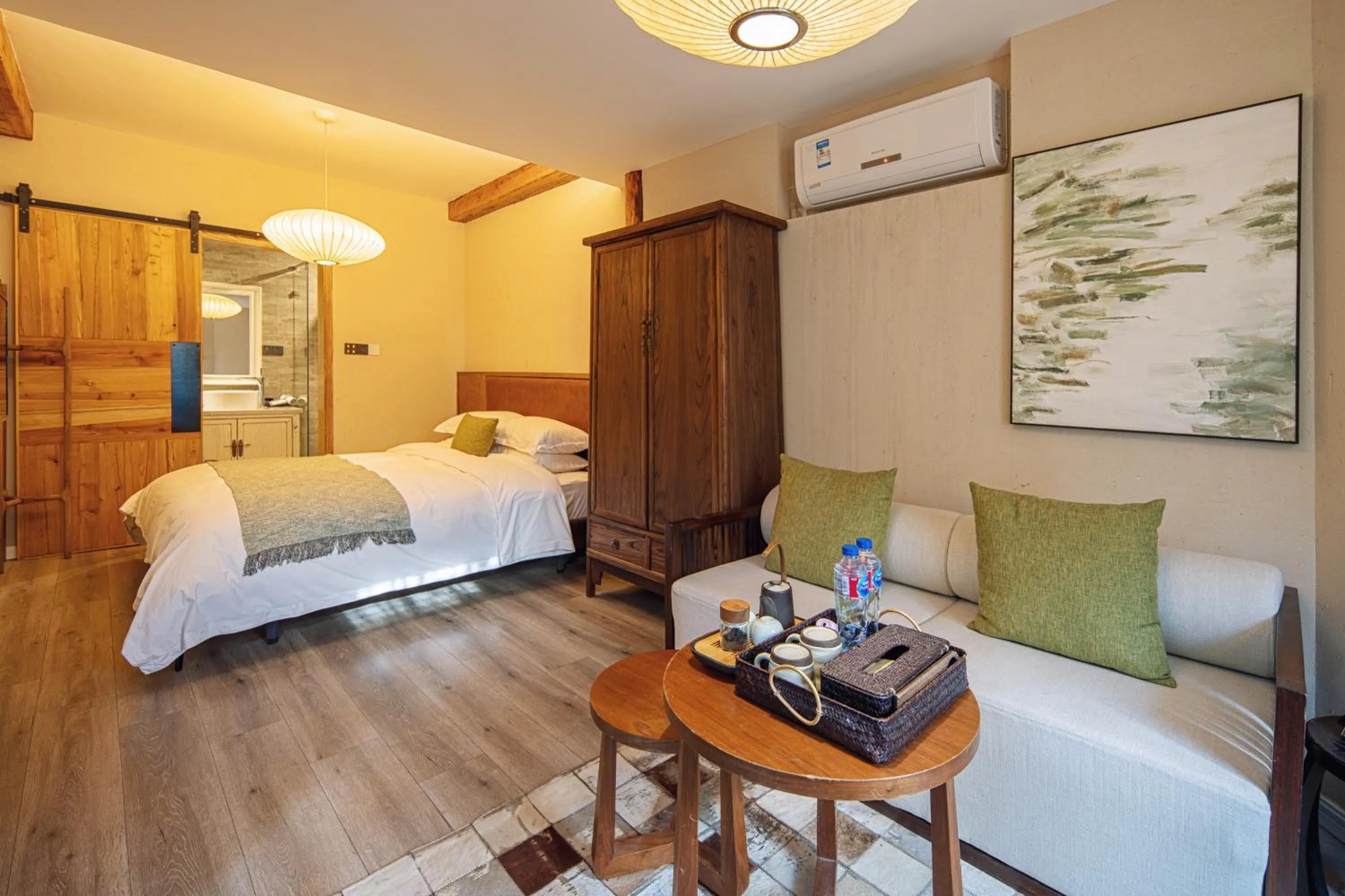 Bed in Beijing Le Zai Nan Luo Gu Xiang Wang Fu Jing Forbidden City Courtyard Hotel&Free laundry service&Free coffee &Paid Dumpling experience service