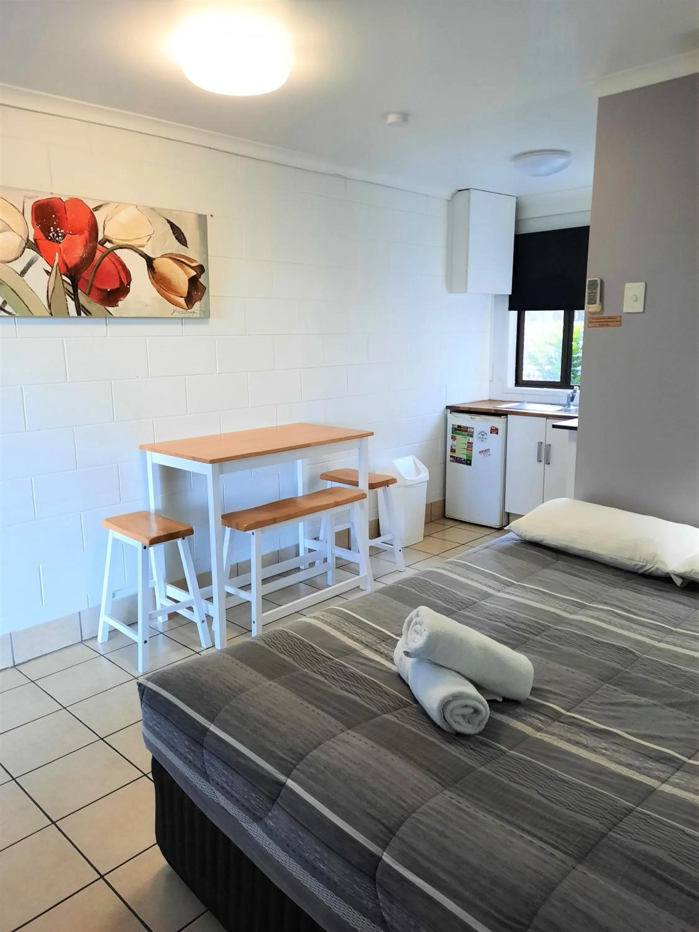 Kitchen or kitchenette, Bed in Cool Palms Motel