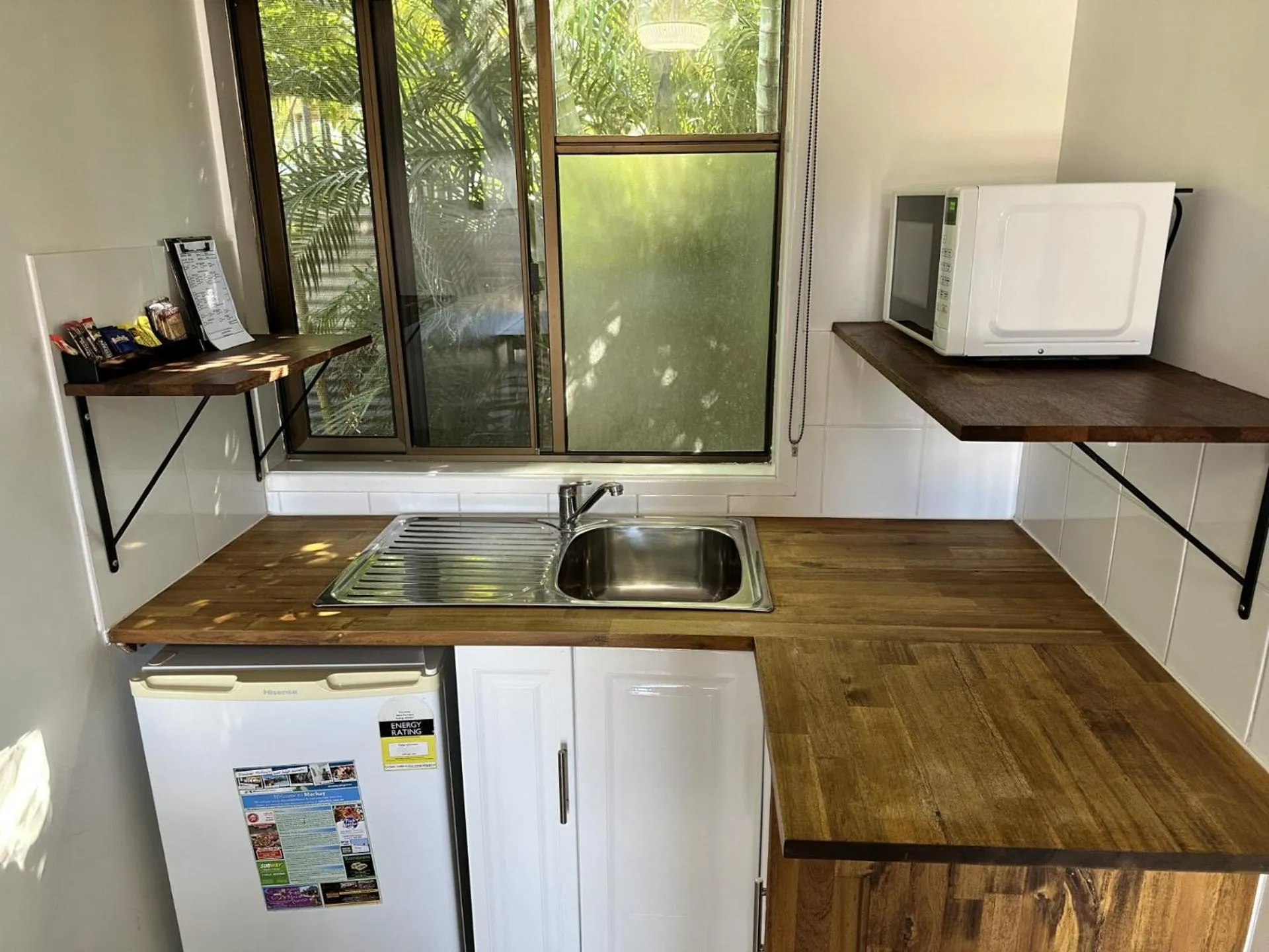 Kitchen or kitchenette in Cool Palms Motel