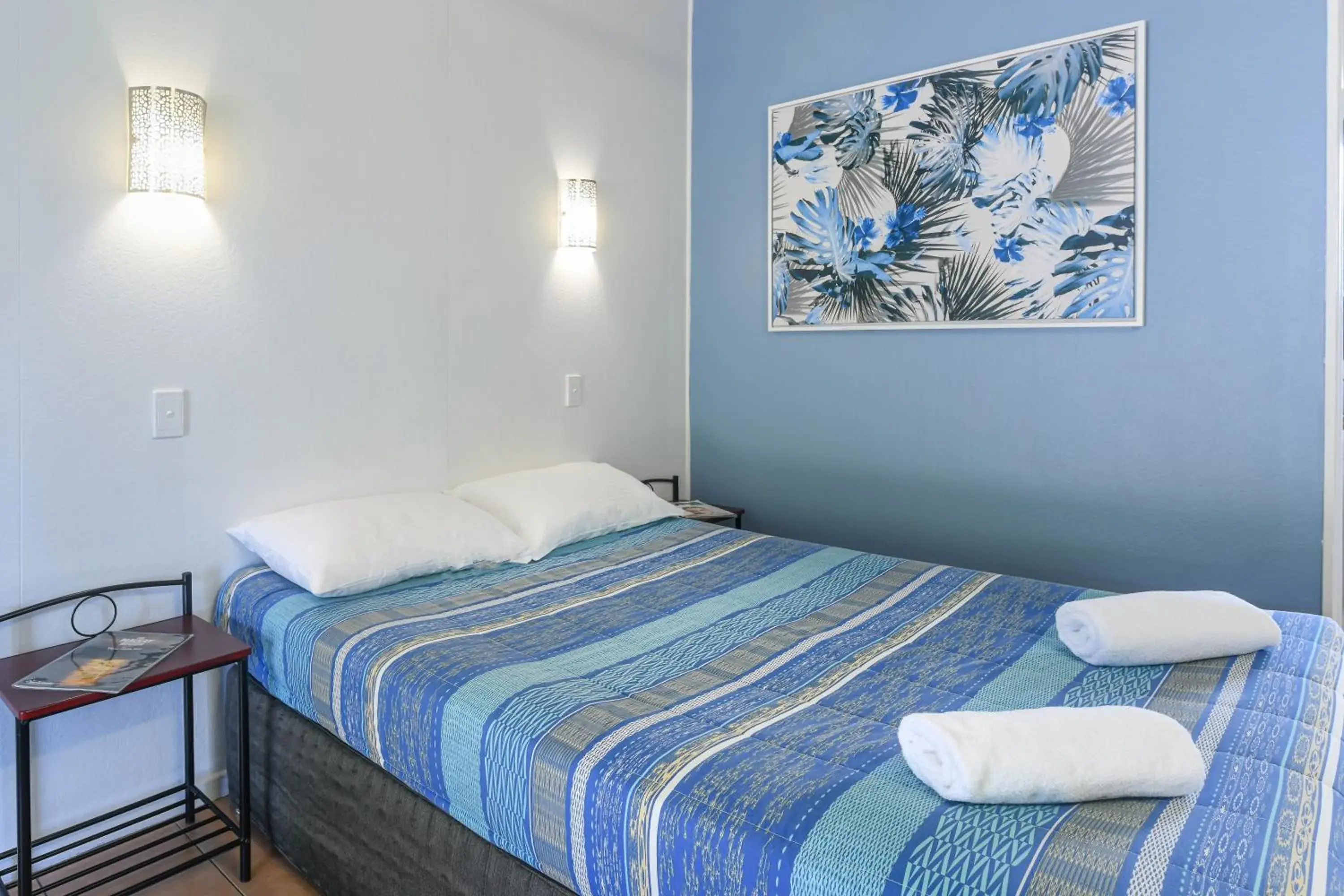 Standard Queen Room in Cool Palms Motel Standard Queen Room in Cool Palms Motel