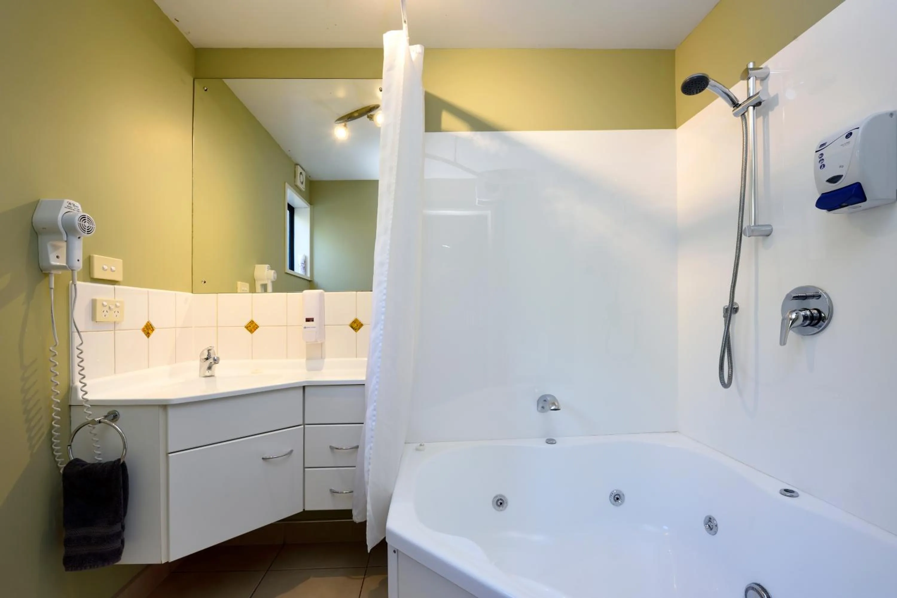 Bathroom in Gladstone Motel