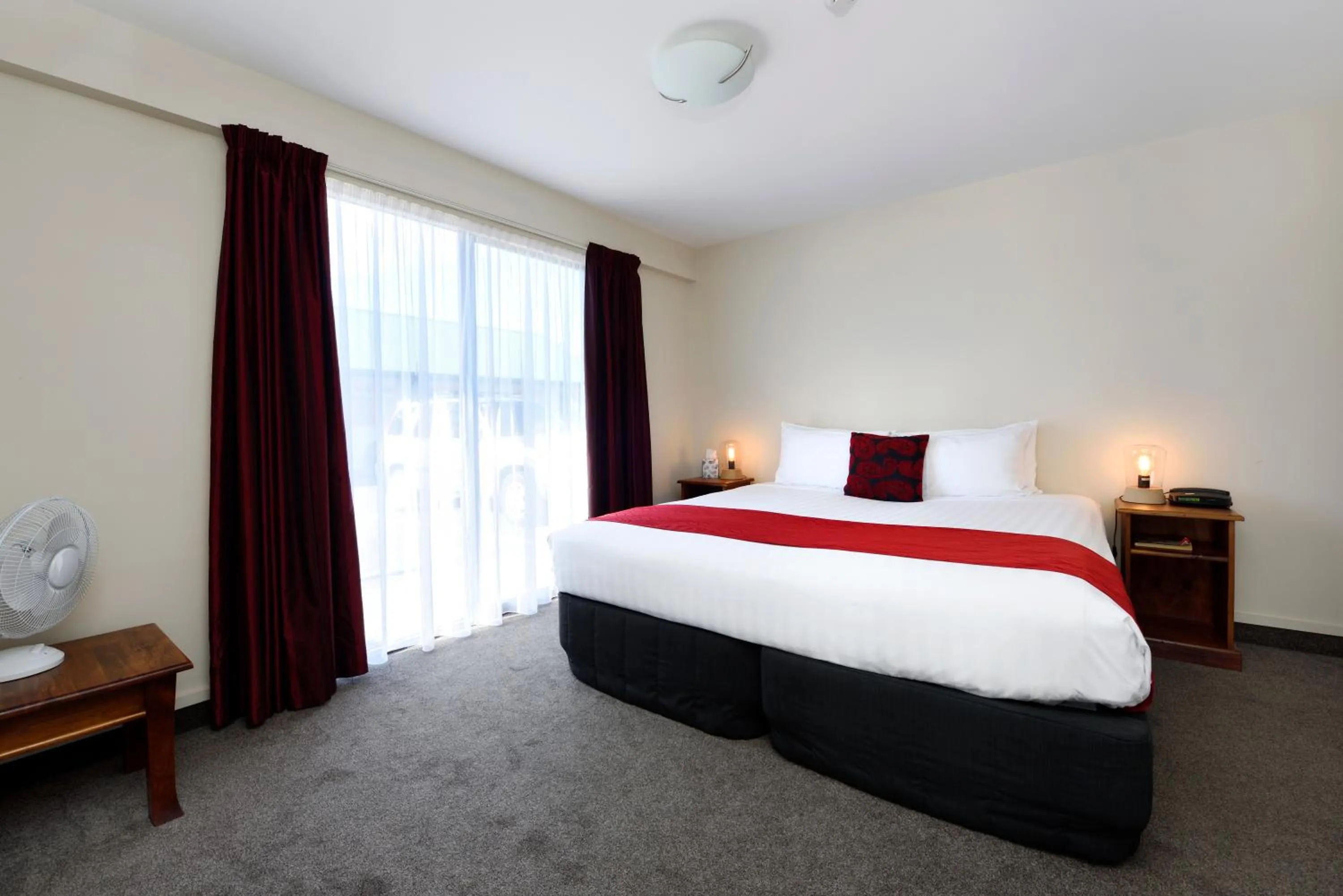 Bed in Gladstone Motel