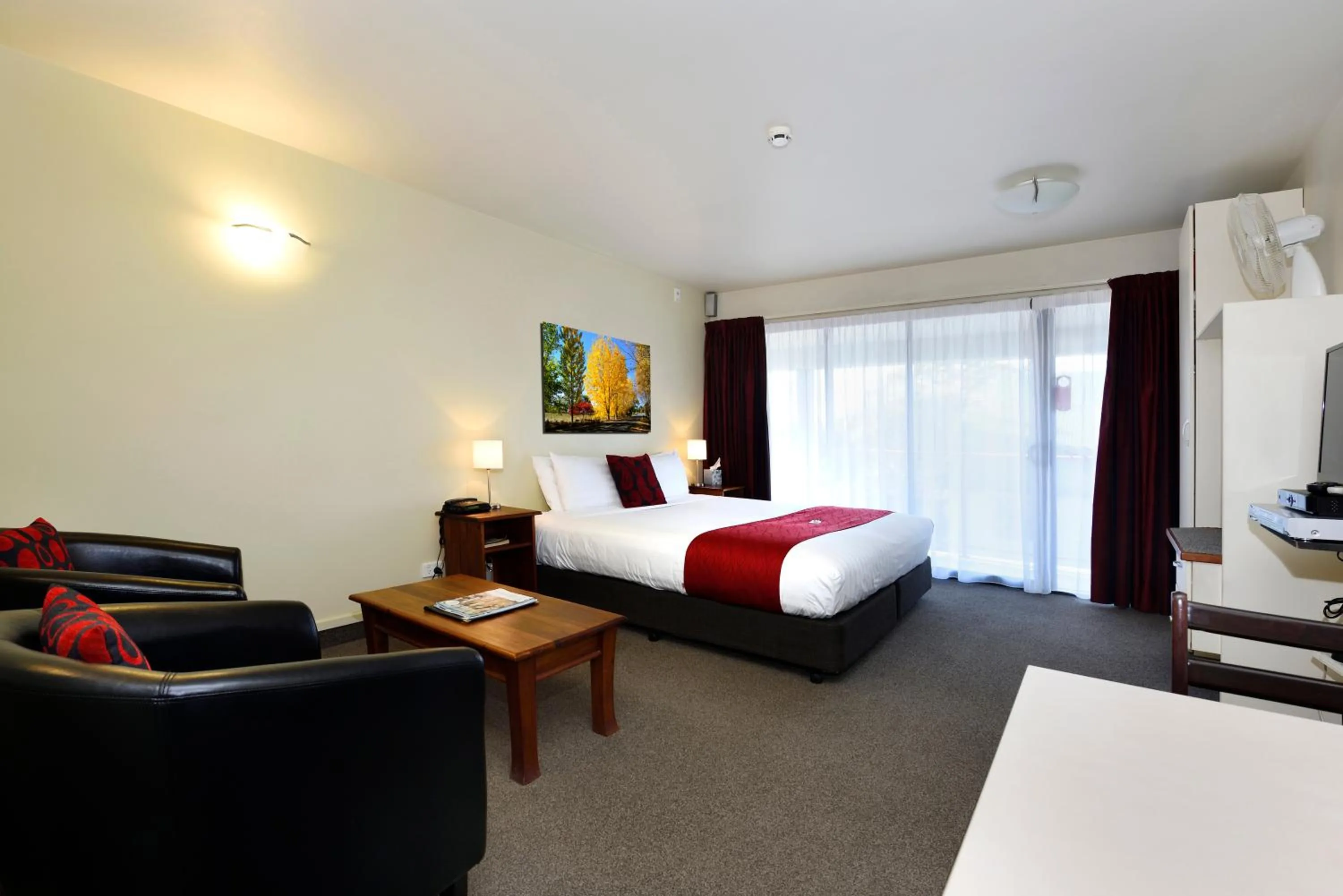 Photo of the whole room, Bed in Gladstone Motel