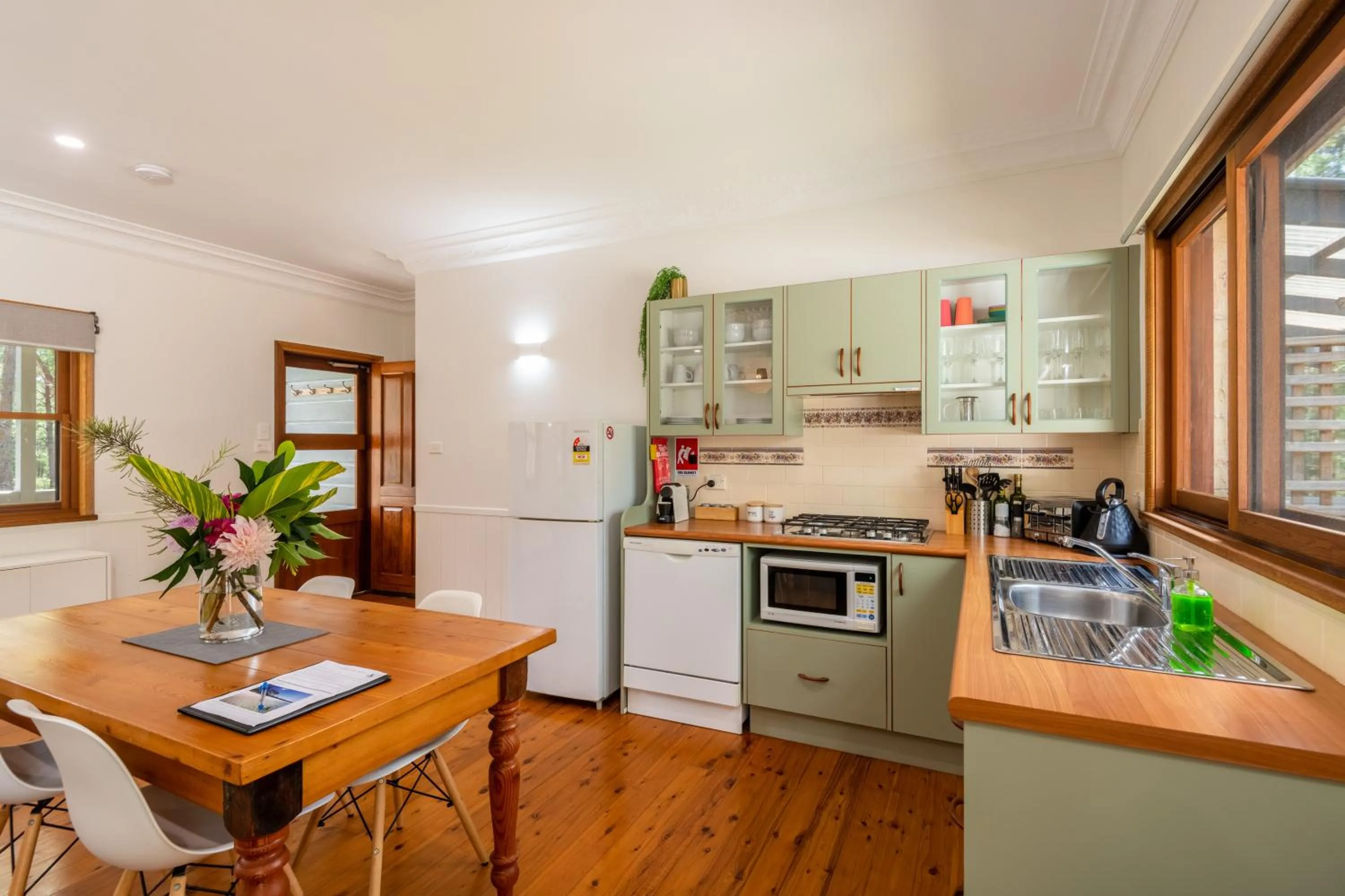 Kitchen or kitchenette in Bay and Bush Jervis Bay - Nature Retreat