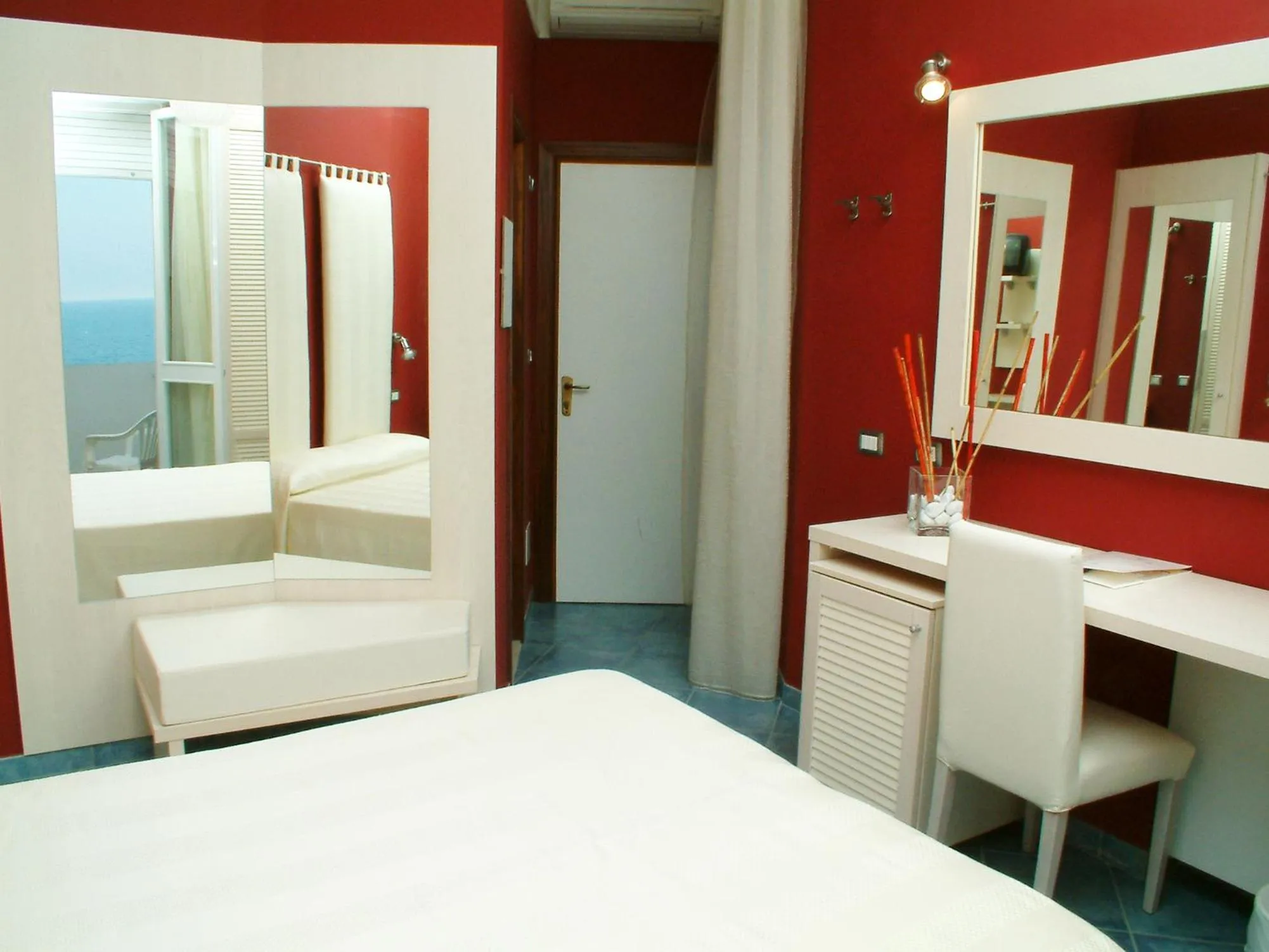 Bed in Color Alexandra Plaza Family Hotel