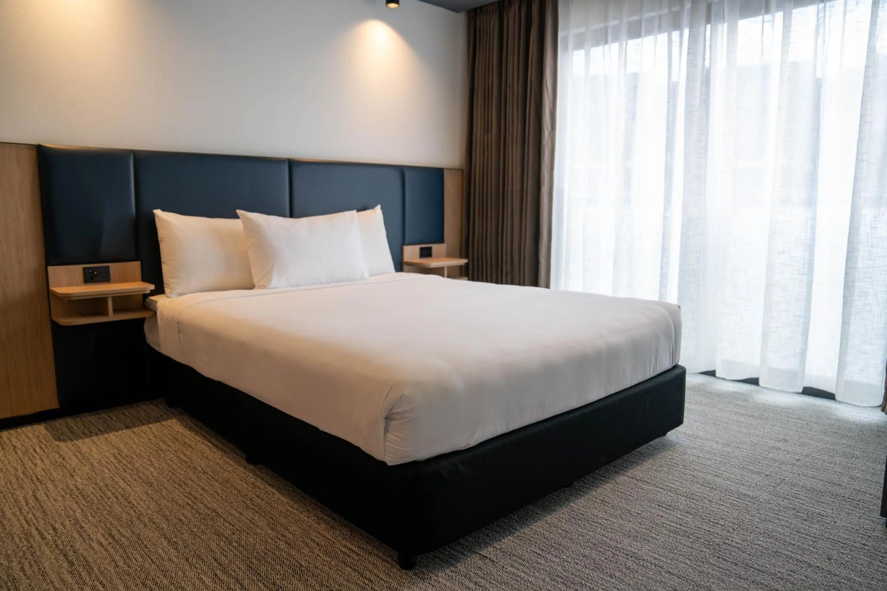 Photo of the whole room, Bed in Value Suites Penrith