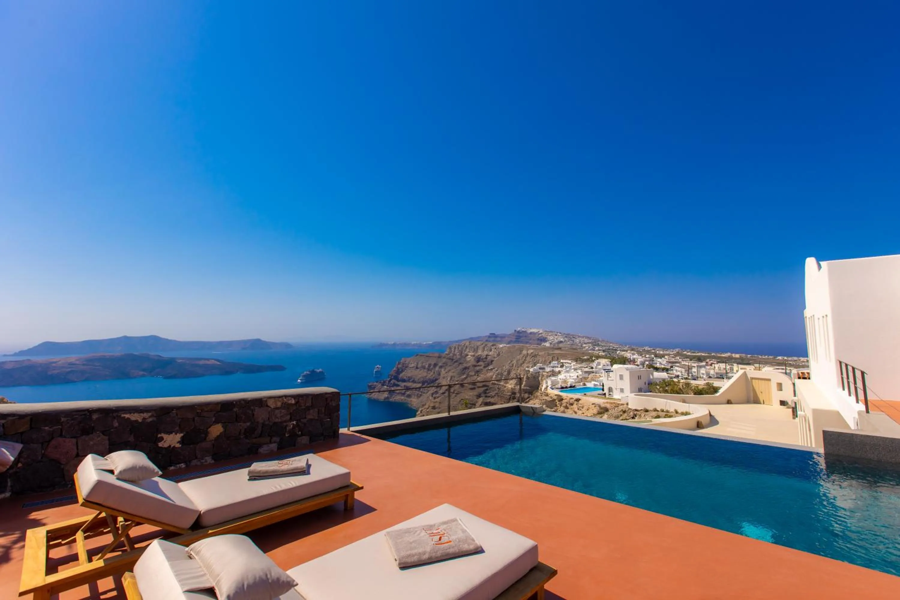 Swimming pool in Islet Santorini Infinity Caldera Villa