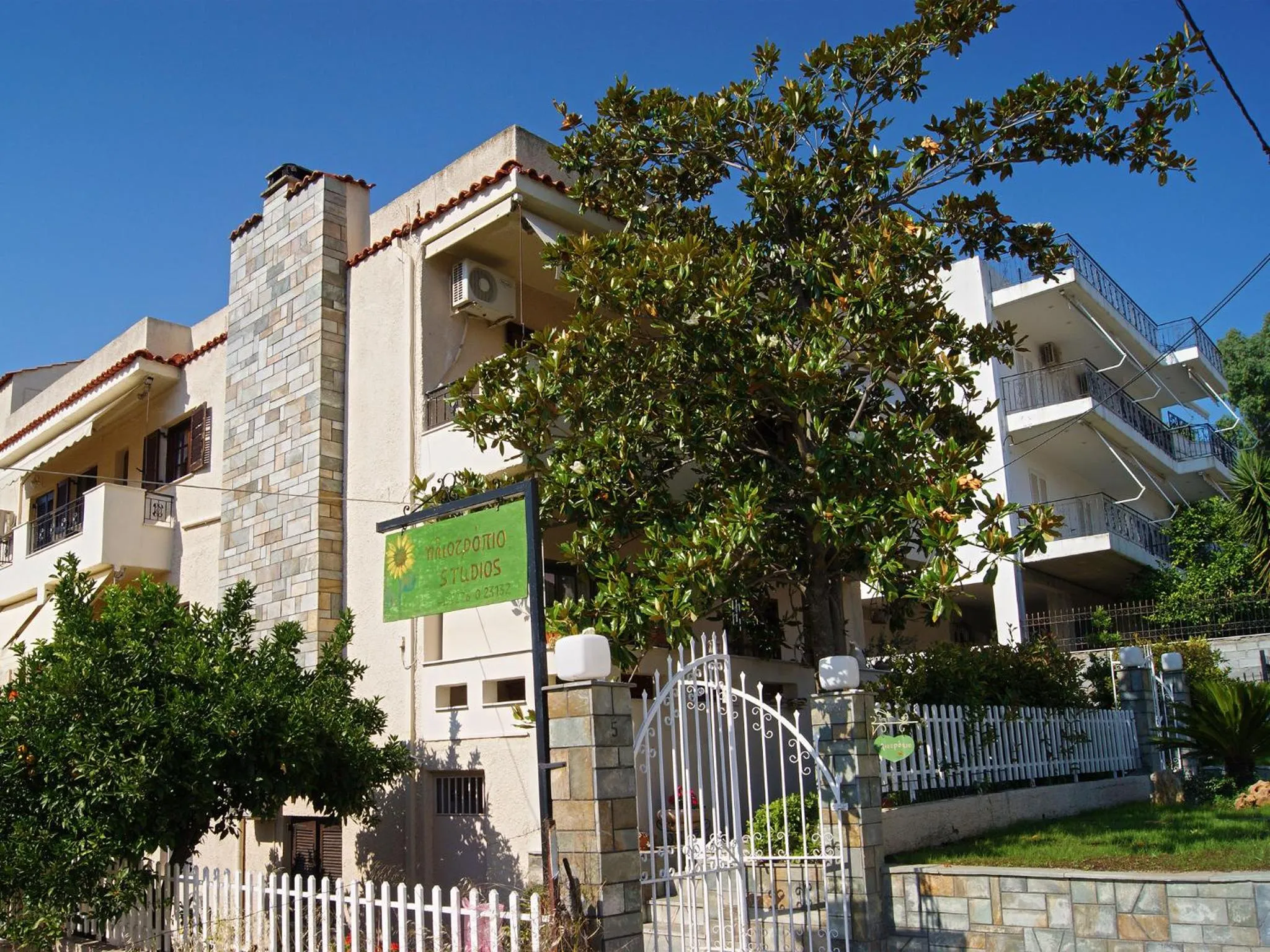 Facade/entrance in Iliotropio Studios