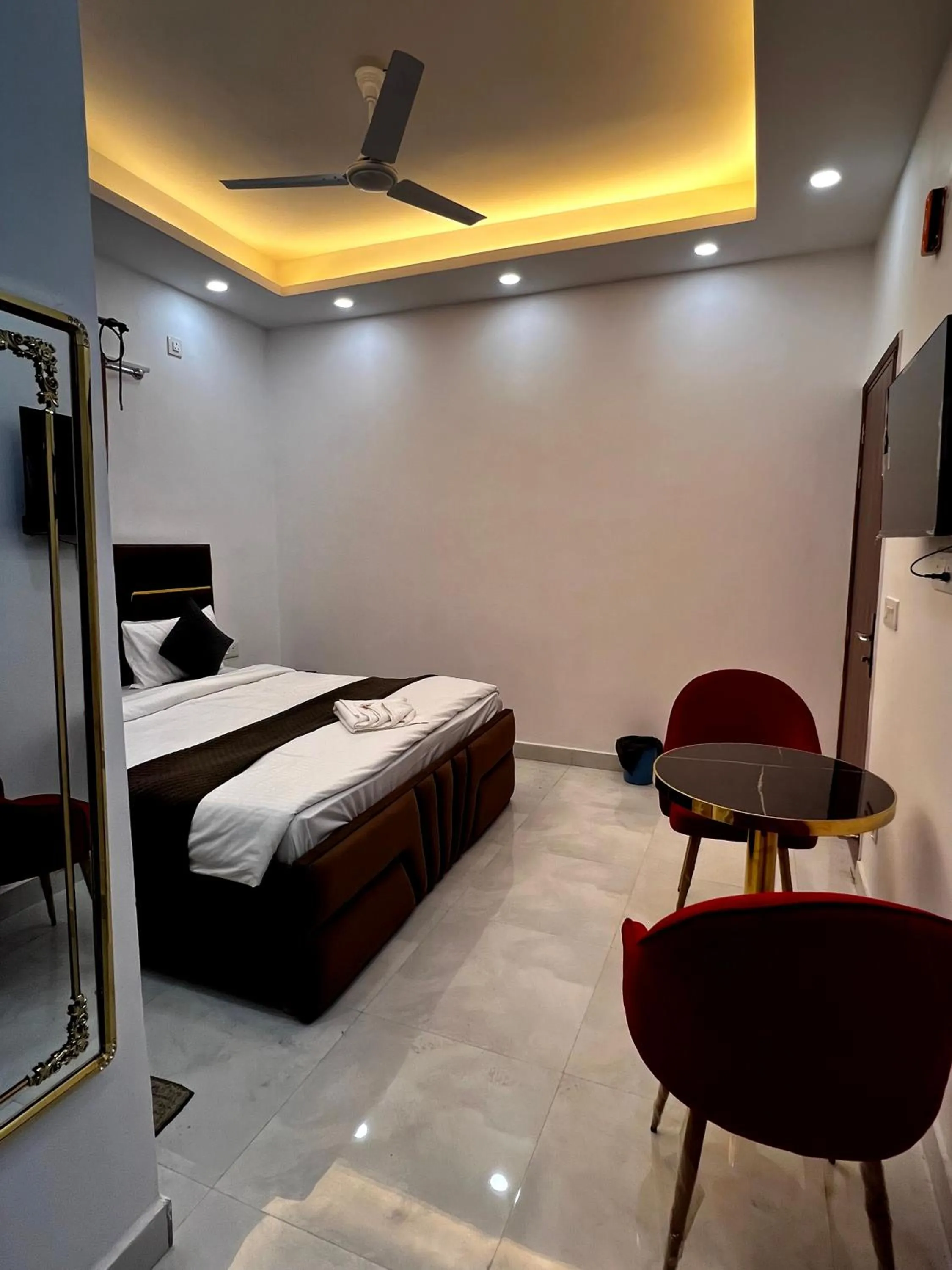 Bedroom, Bed in Hotel Trending Stay