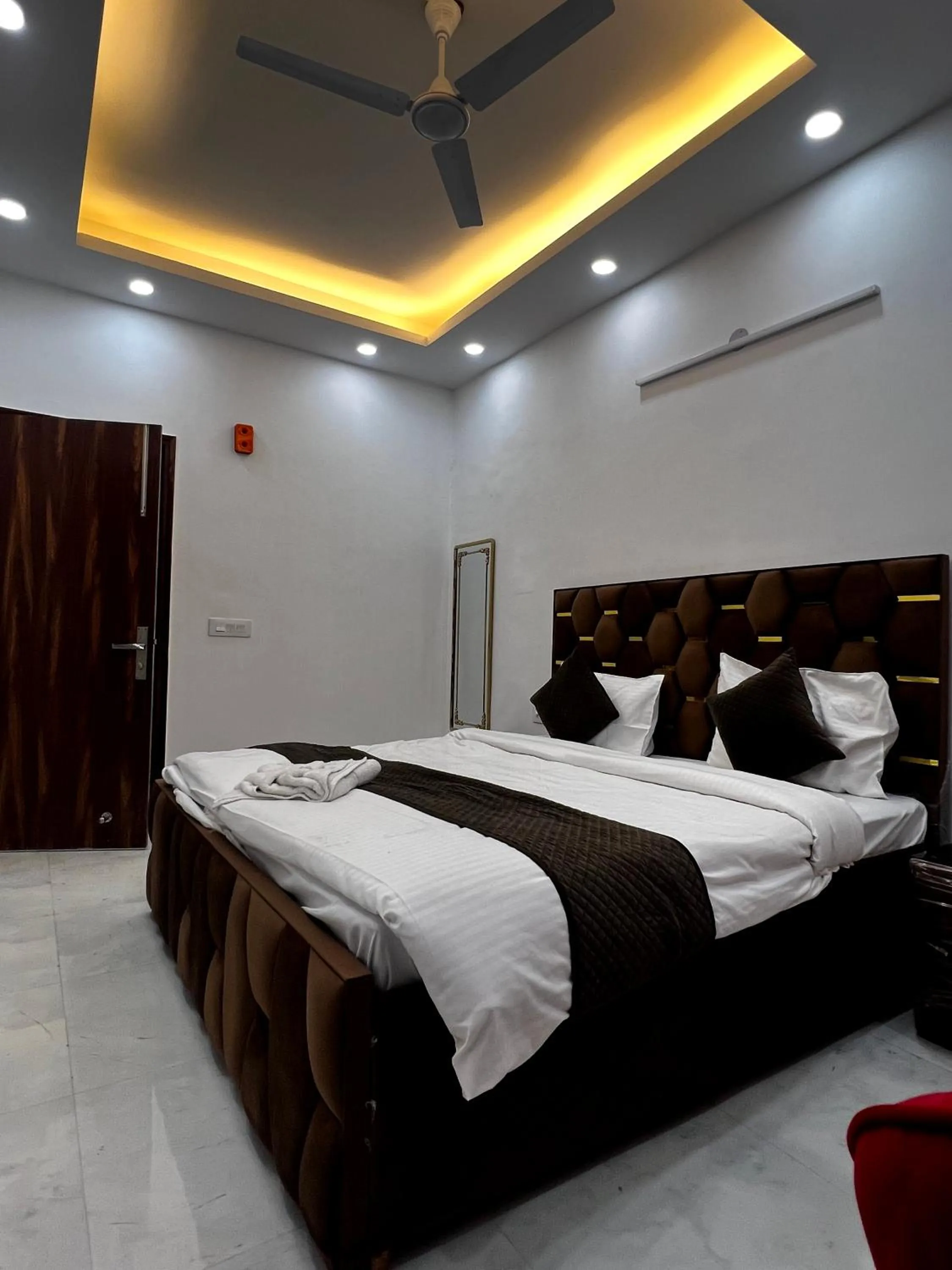 Bedroom, Bed in Hotel Trending Stay