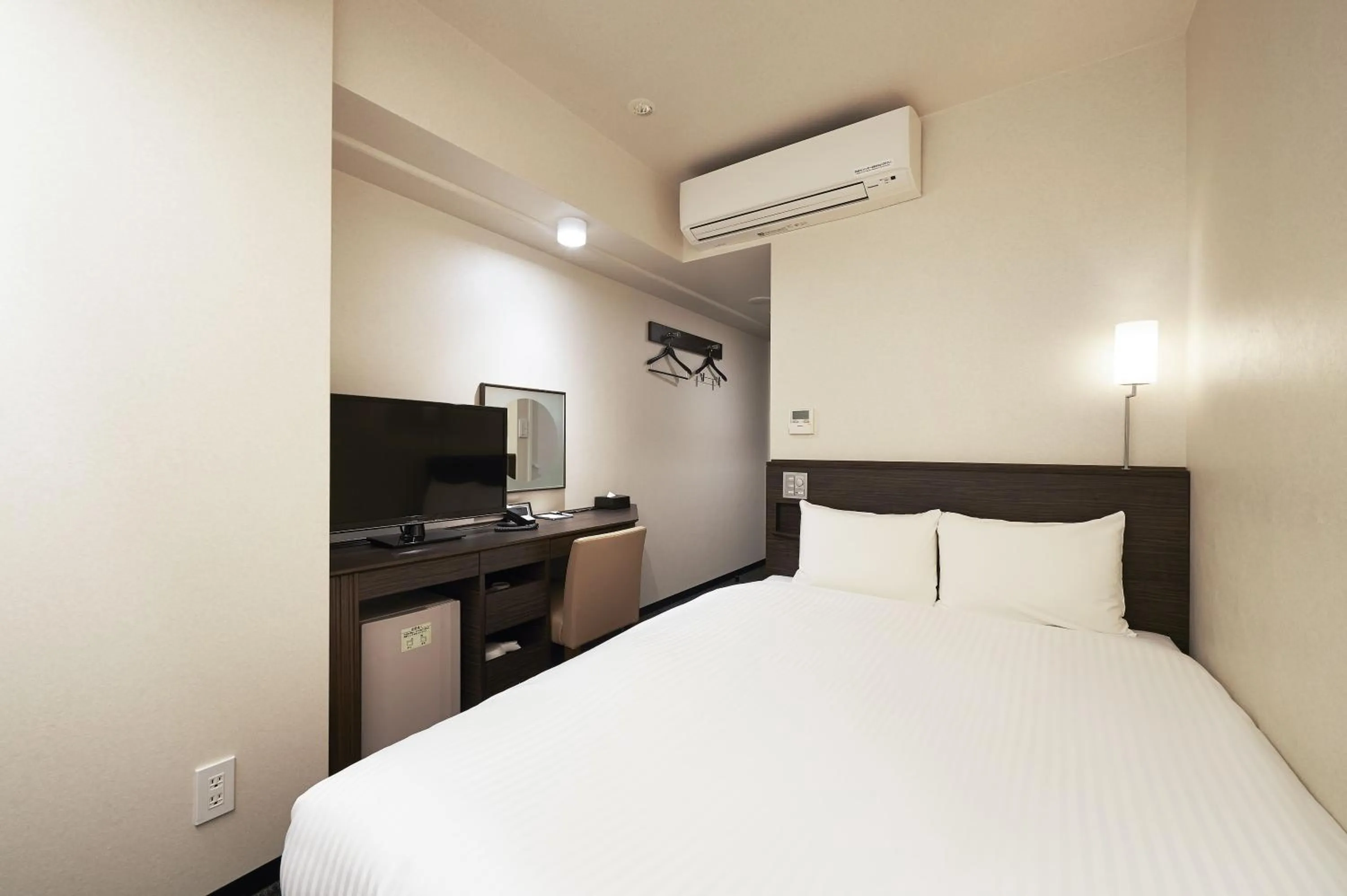 Bed in Sotetsu Fresa Inn Ochanomizu Jimbocho