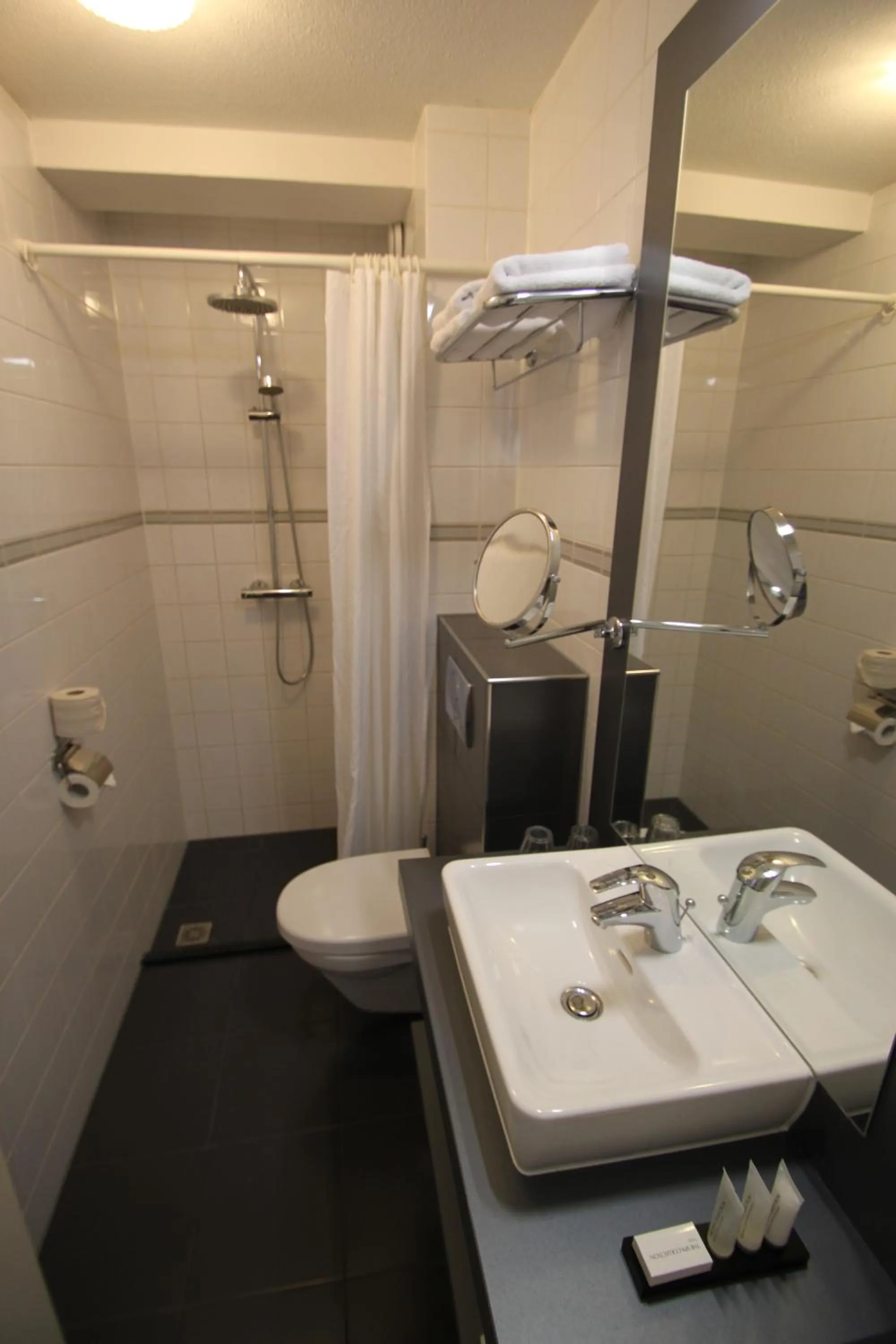 Shower in Prominent Inn Hotel