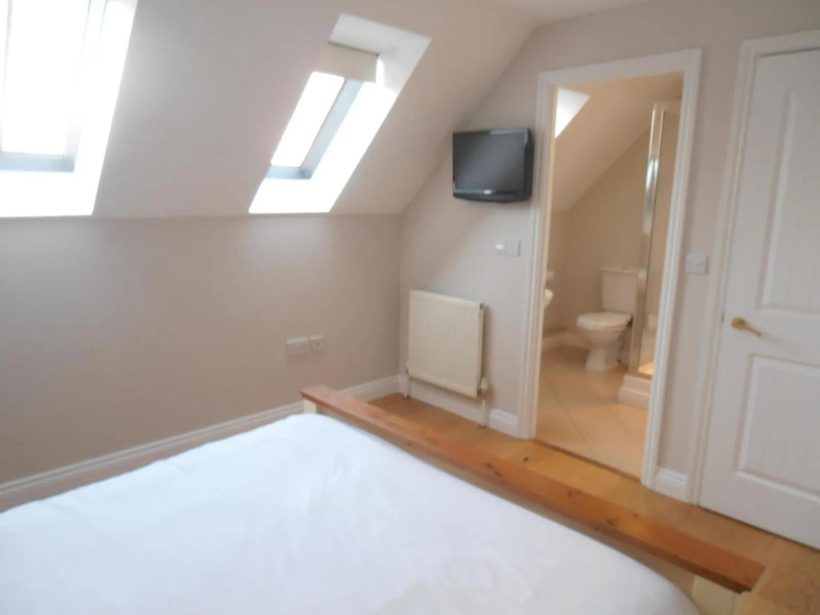 Bedroom, Bed in Hollies Hotel