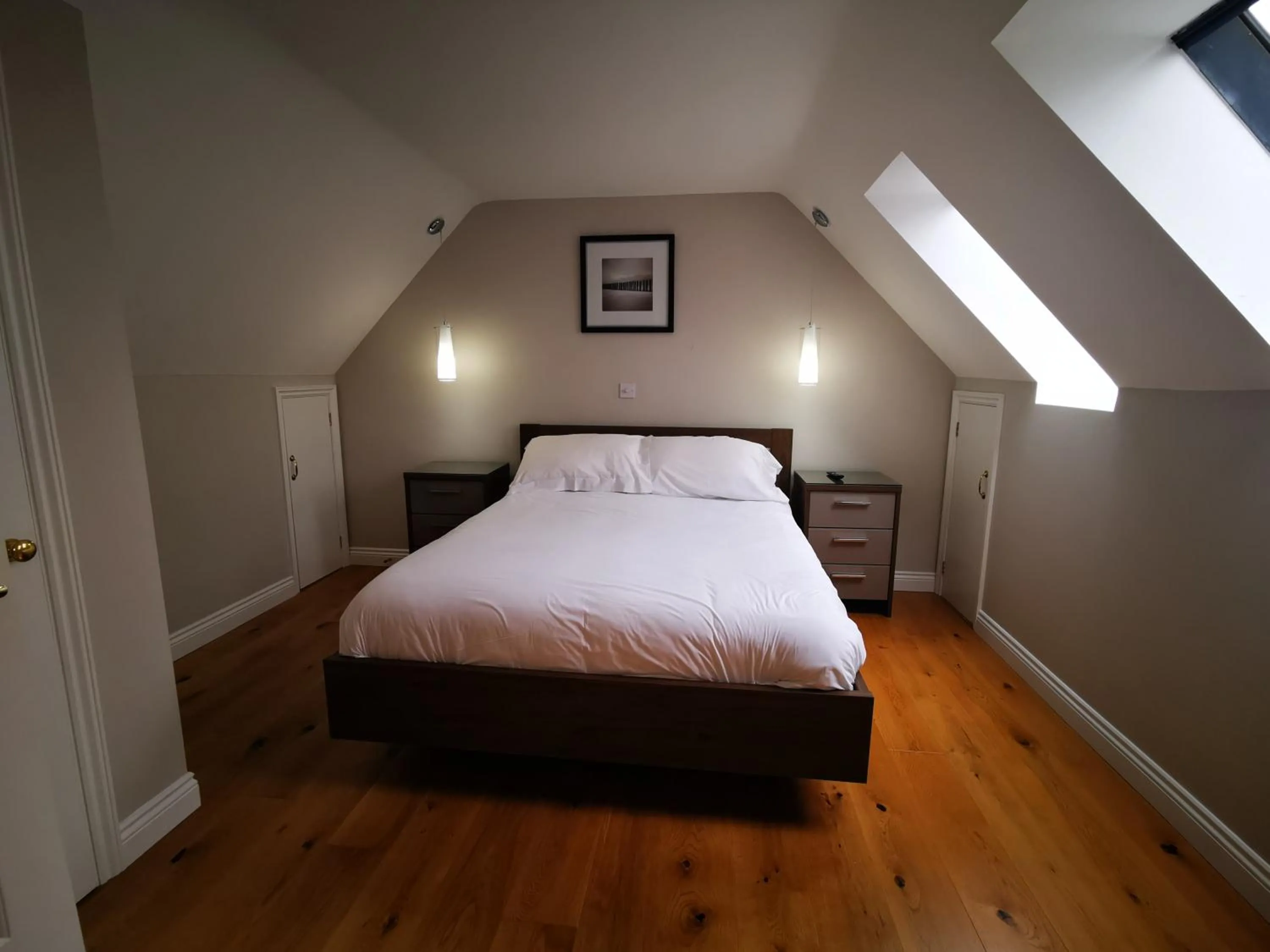 Bedroom, Bed in Hollies Hotel