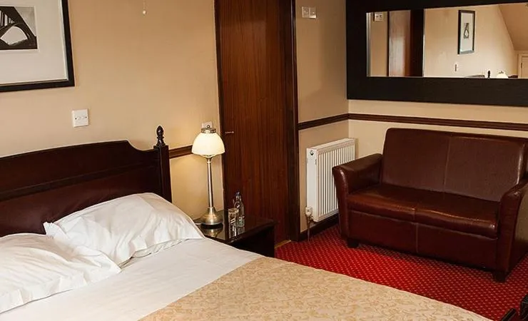 Bedroom, Bed in Hollies Hotel