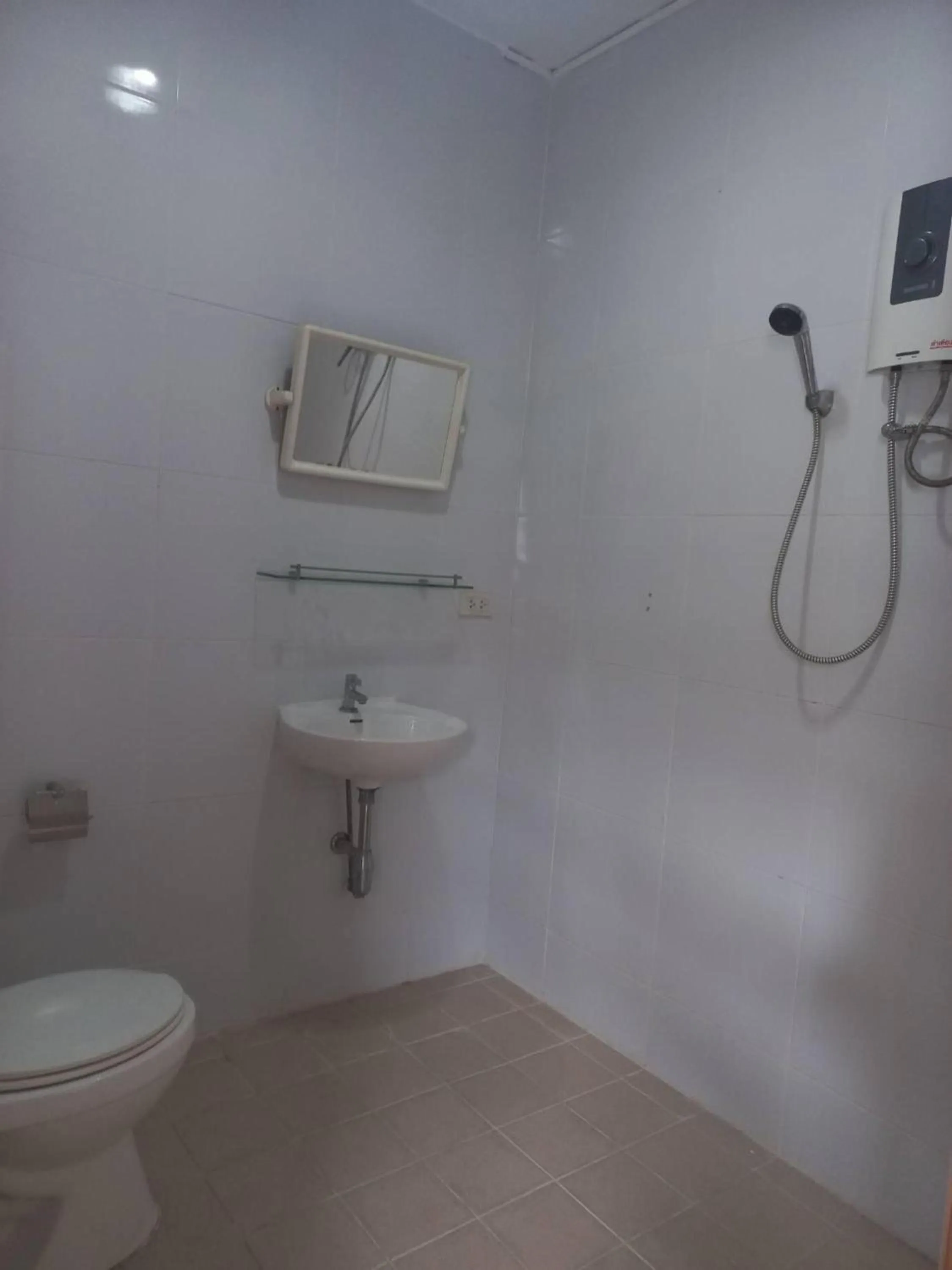 Bathroom in OYO 75474 Funkey Fulung Andy & Tan Guest House