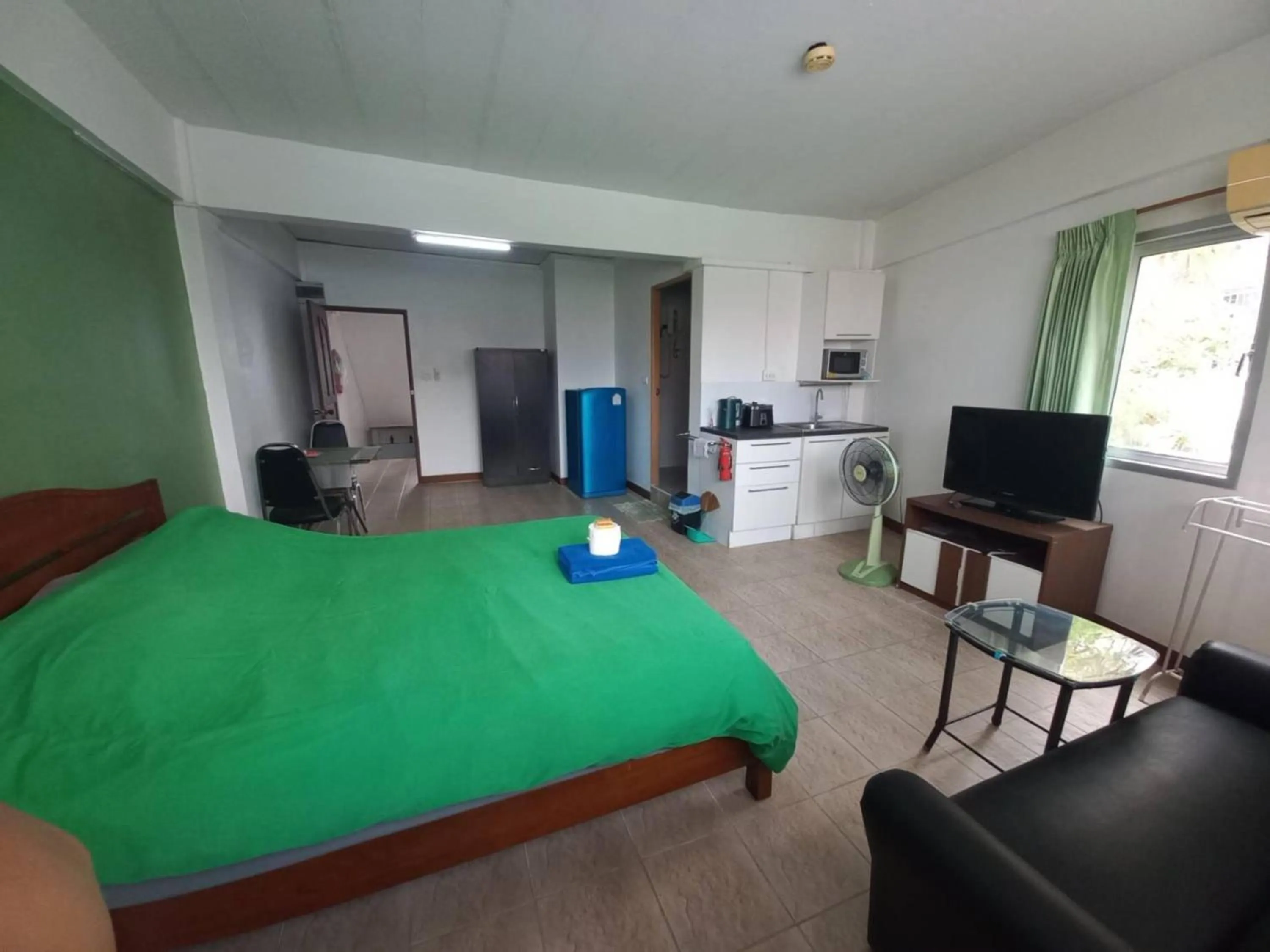 Photo of the whole room in OYO 75474 Funkey Fulung Andy & Tan Guest House