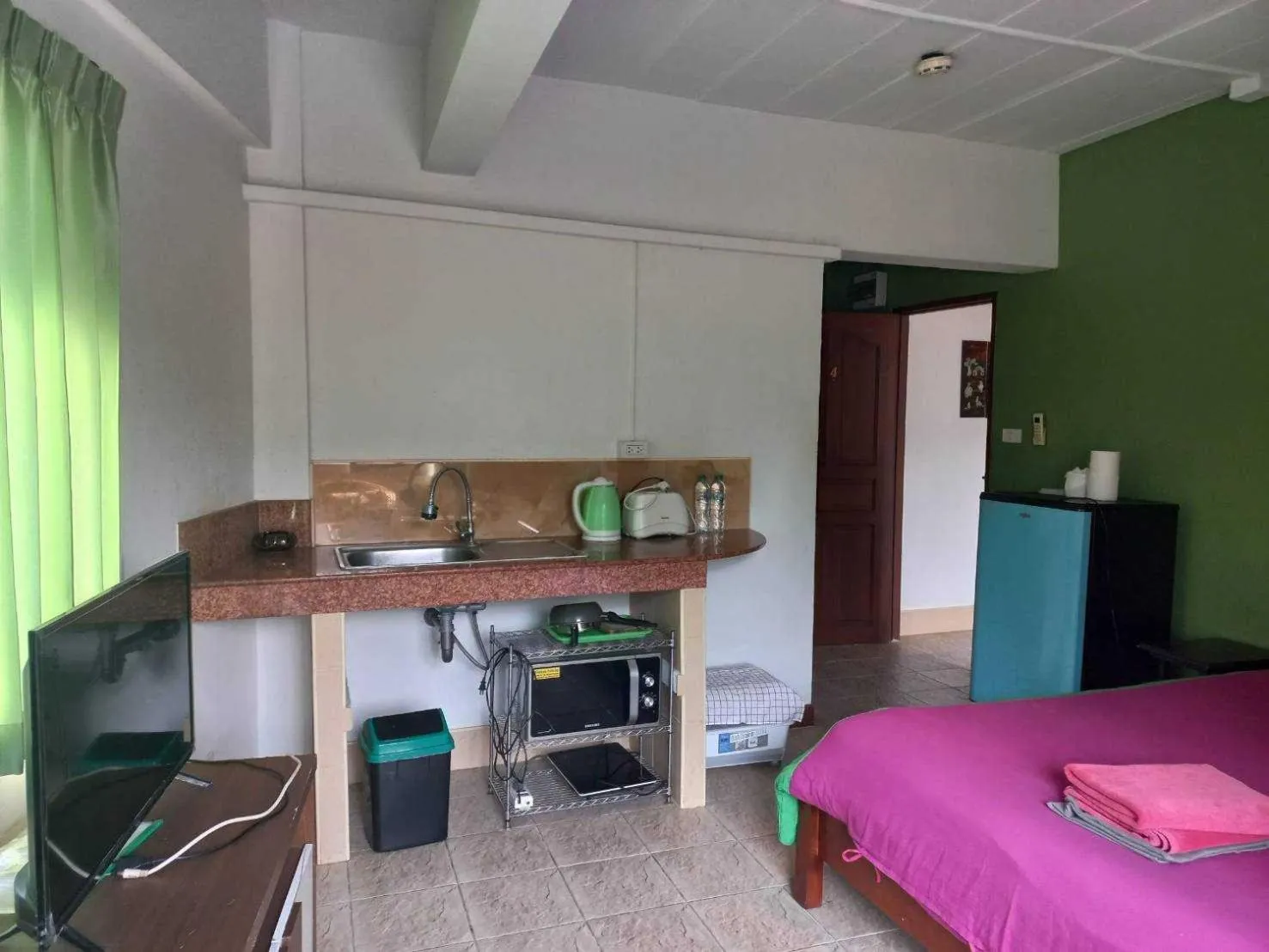 Bedroom in OYO 75474 Funkey Fulung Andy & Tan Guest House