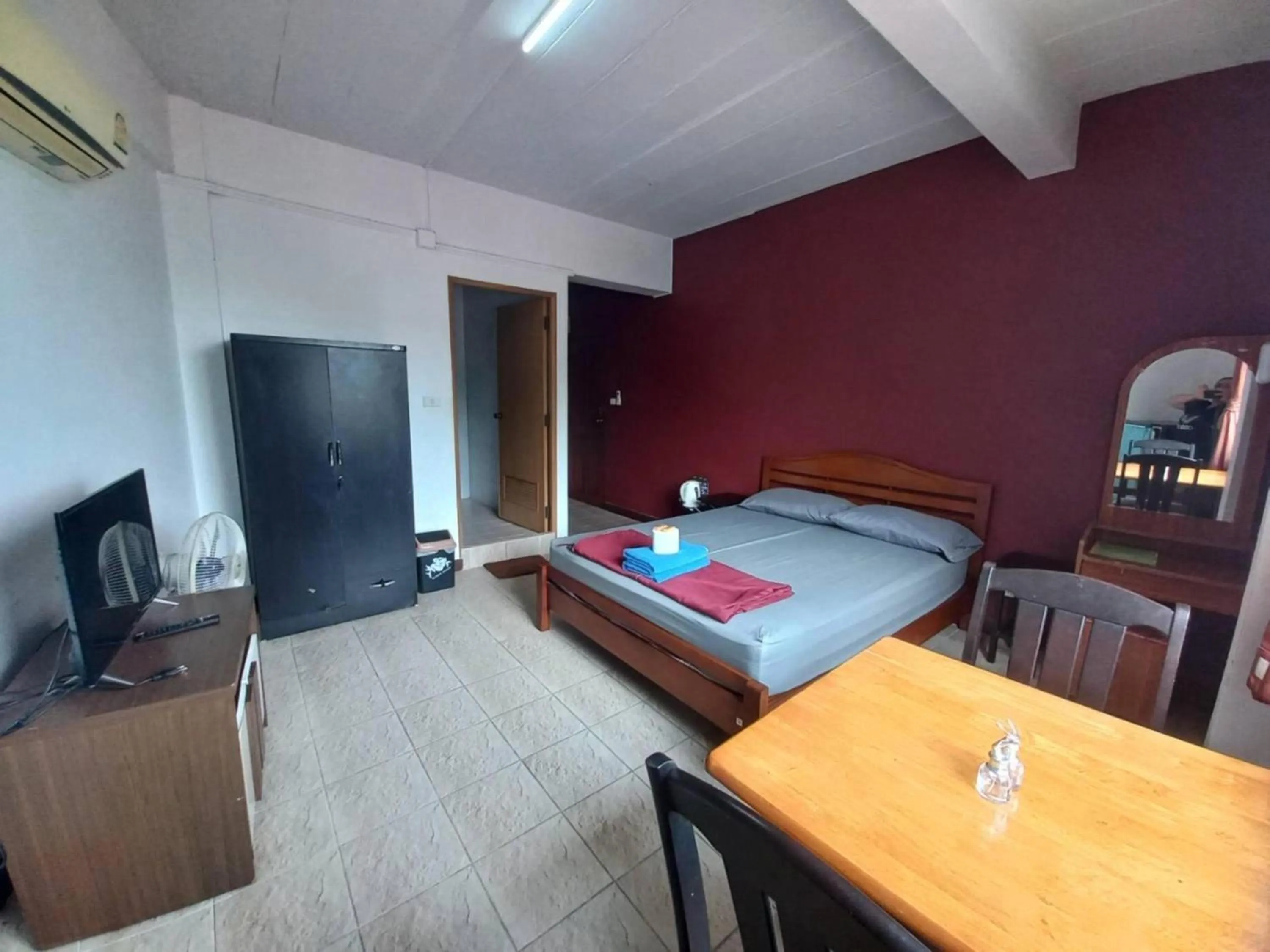 Bedroom in OYO 75474 Funkey Fulung Andy & Tan Guest House