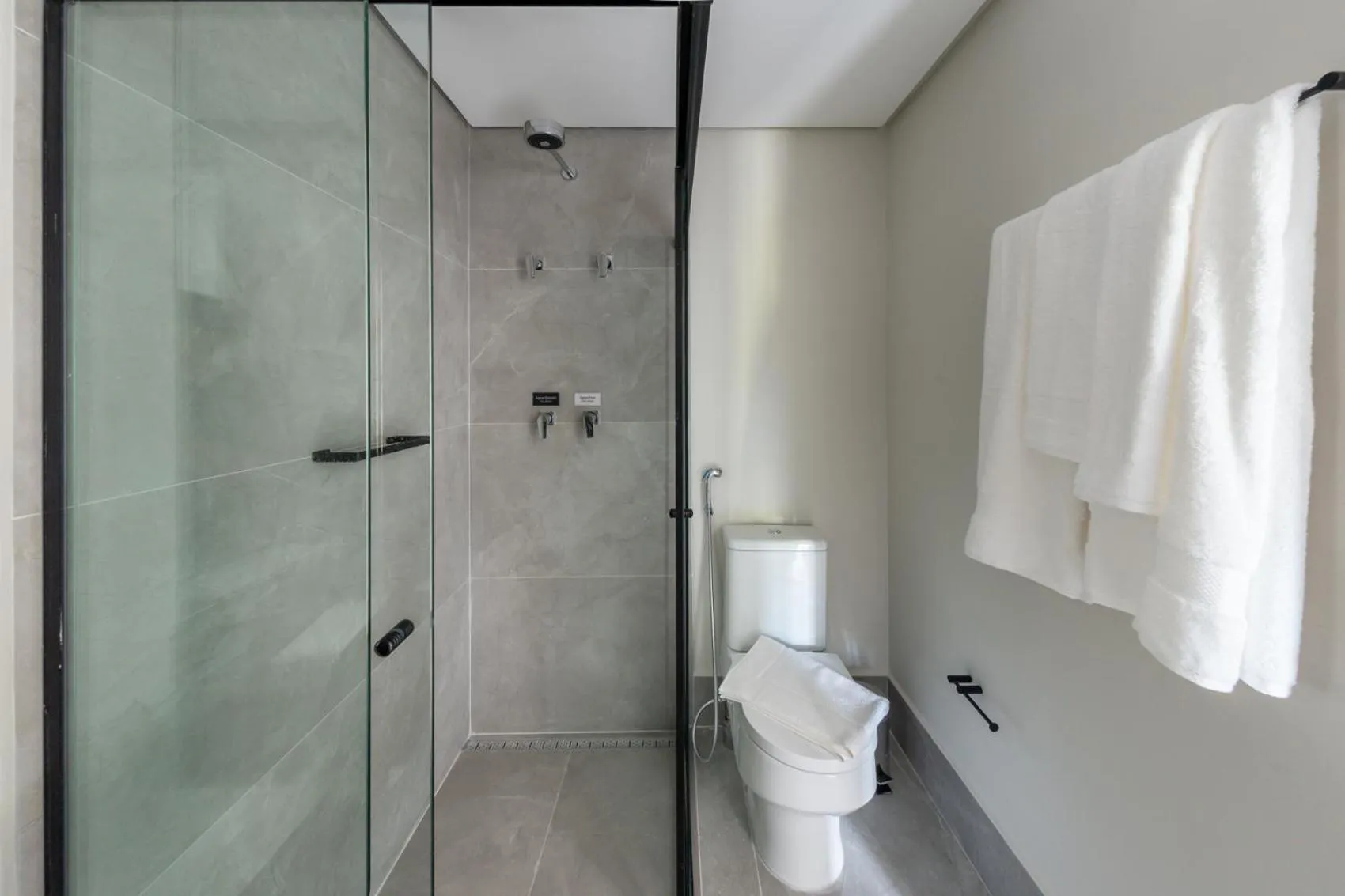 Shower in Charlie On The Parc Ibirapuera Hotel