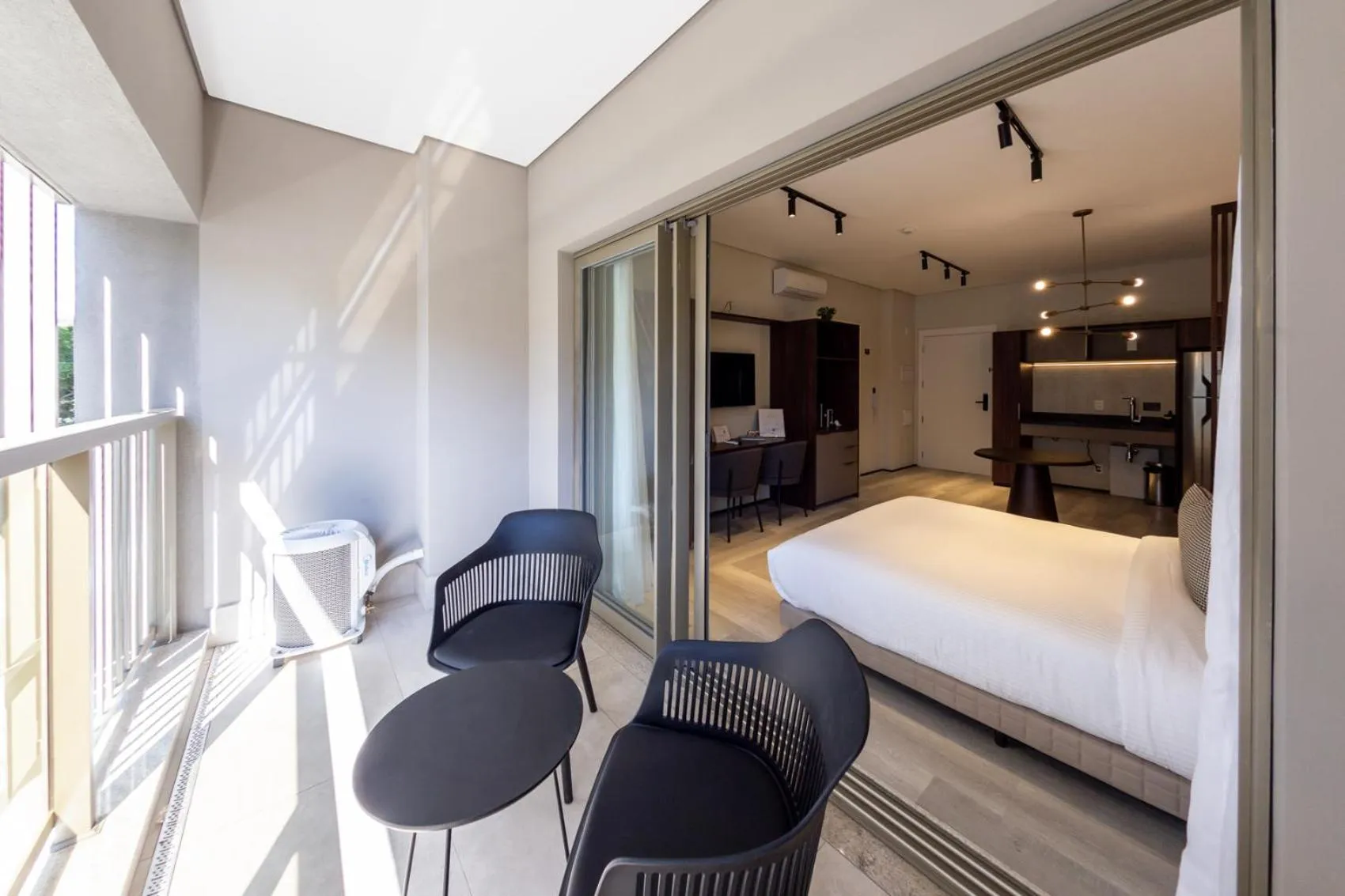 Balcony/Terrace, Bed in Charlie On The Parc Ibirapuera Hotel