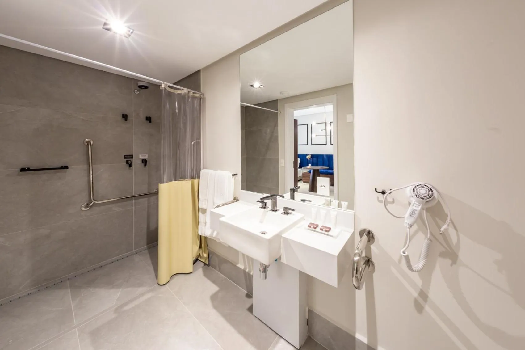 Shower in Charlie On The Parc Ibirapuera Hotel