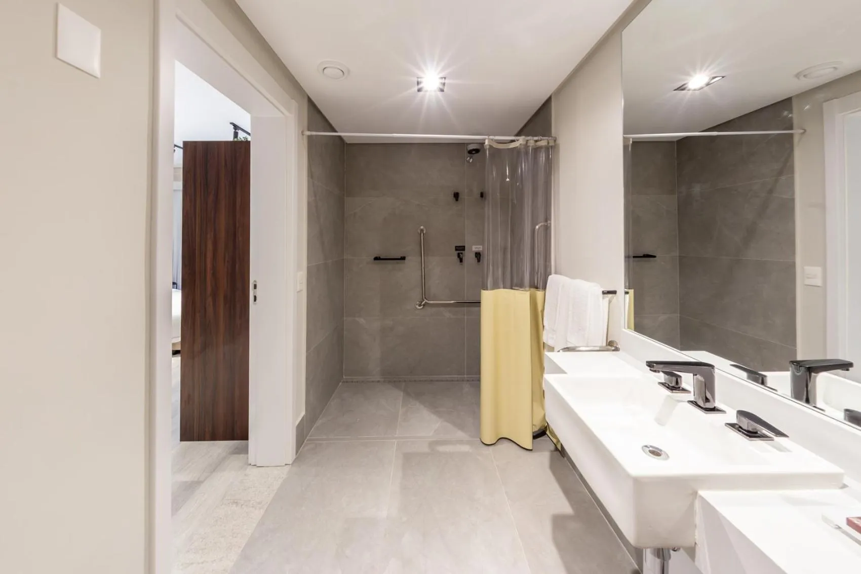 Shower in Charlie On The Parc Ibirapuera Hotel