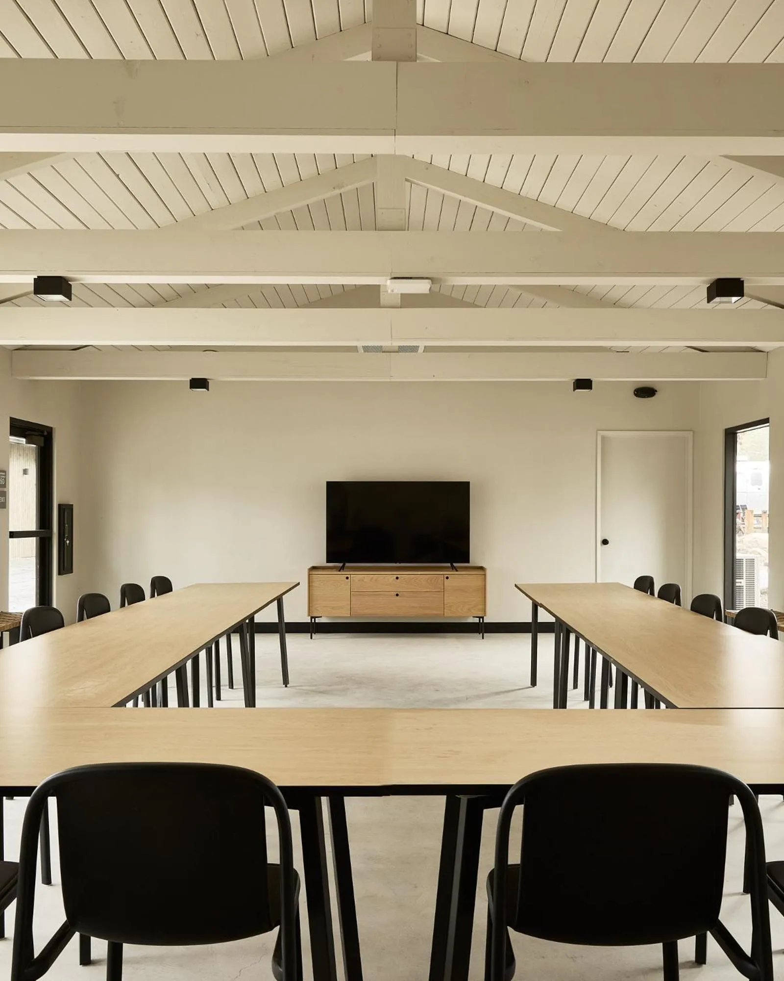 Meeting/conference room in AutoCamp Sequoia