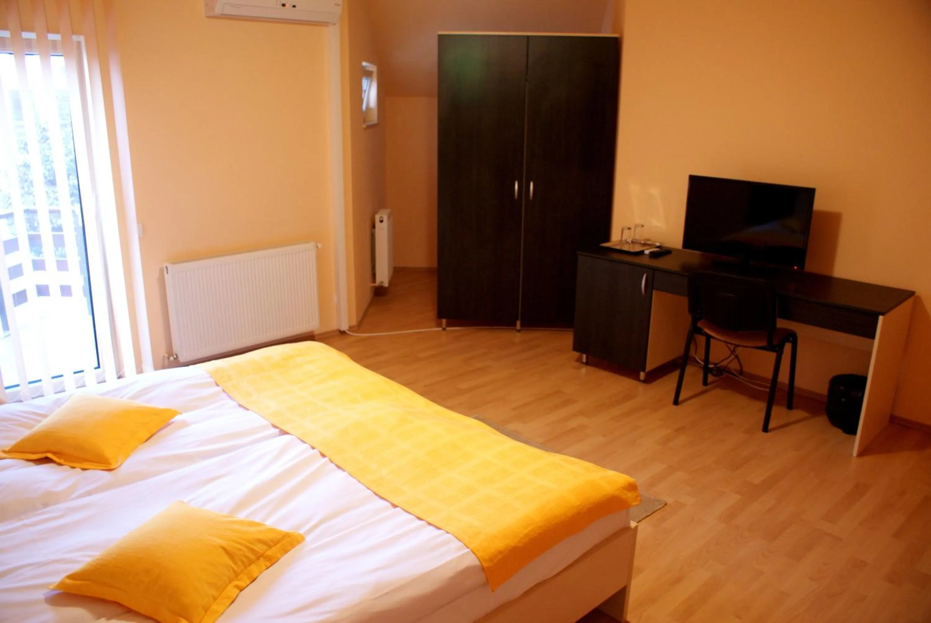 Bedroom, Bed in Casa Ardeleneasca