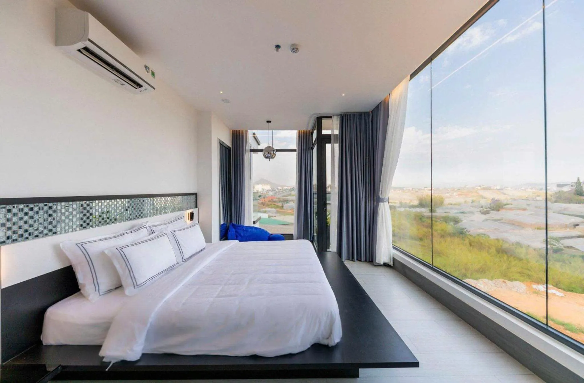 View (from property/room), Bed in LYN's HOTEL