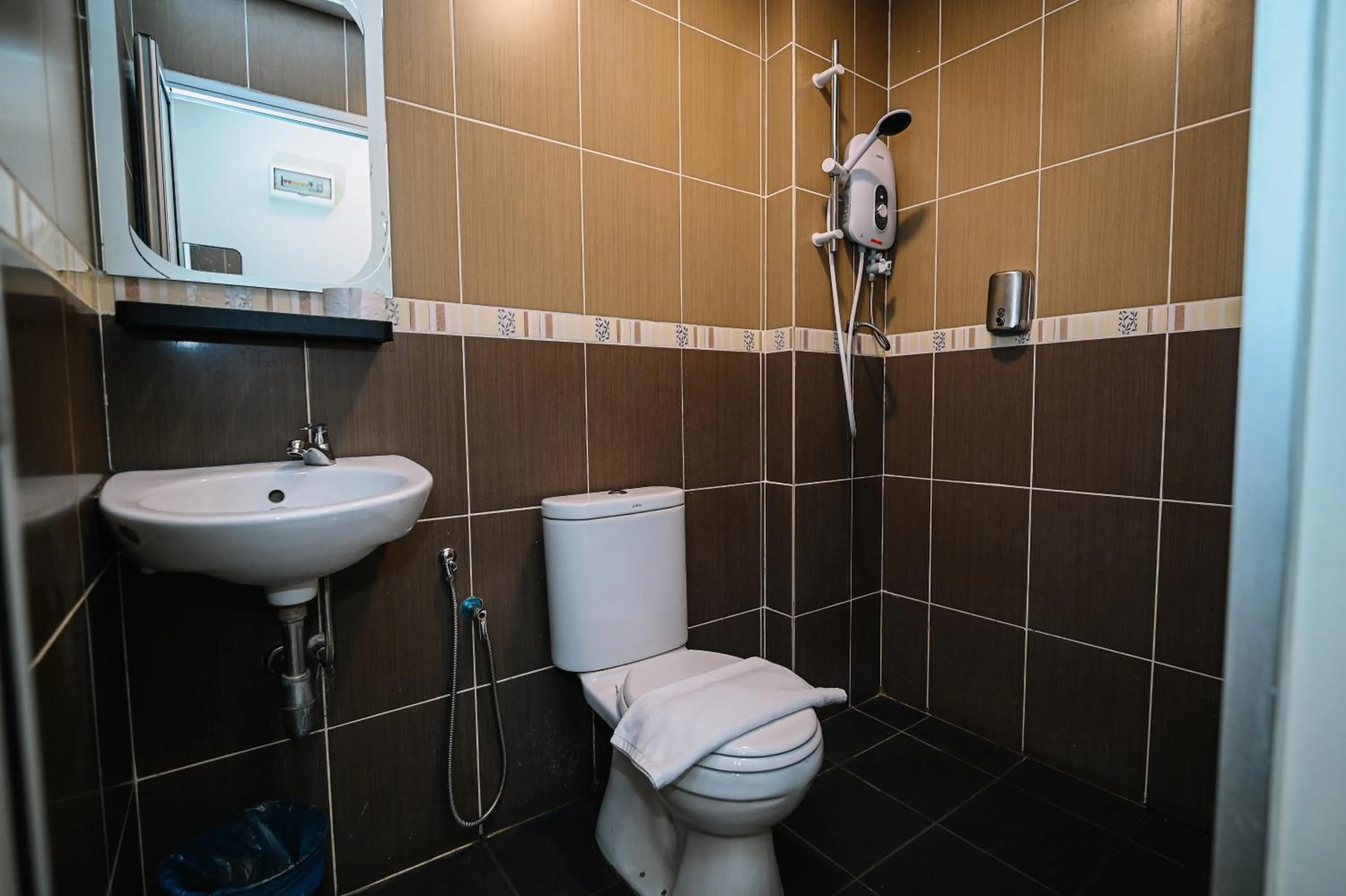 Shower in Swing & Pillows - Apple Hotel Shah Alam