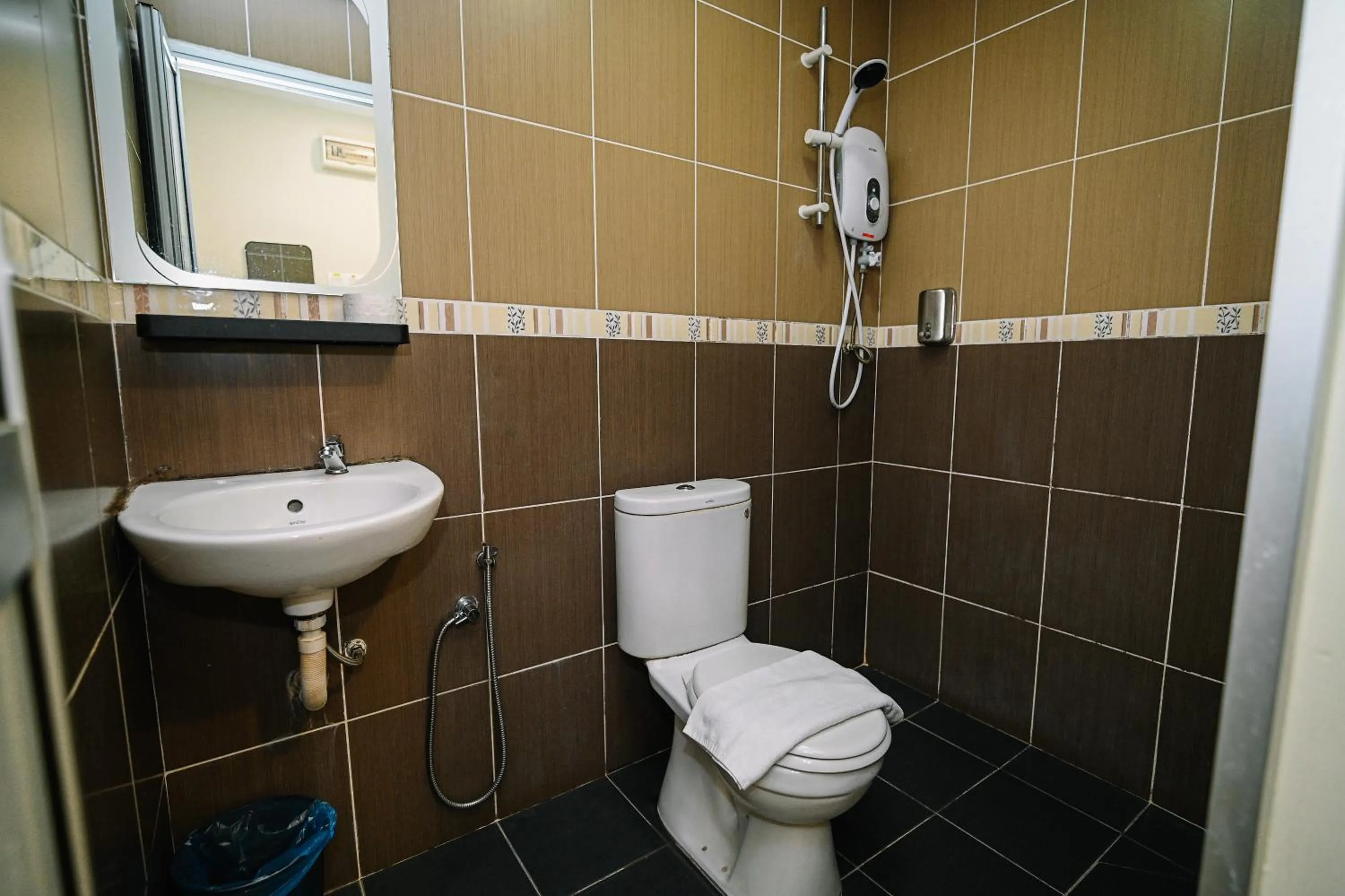 Shower in Swing & Pillows - Apple Hotel Shah Alam