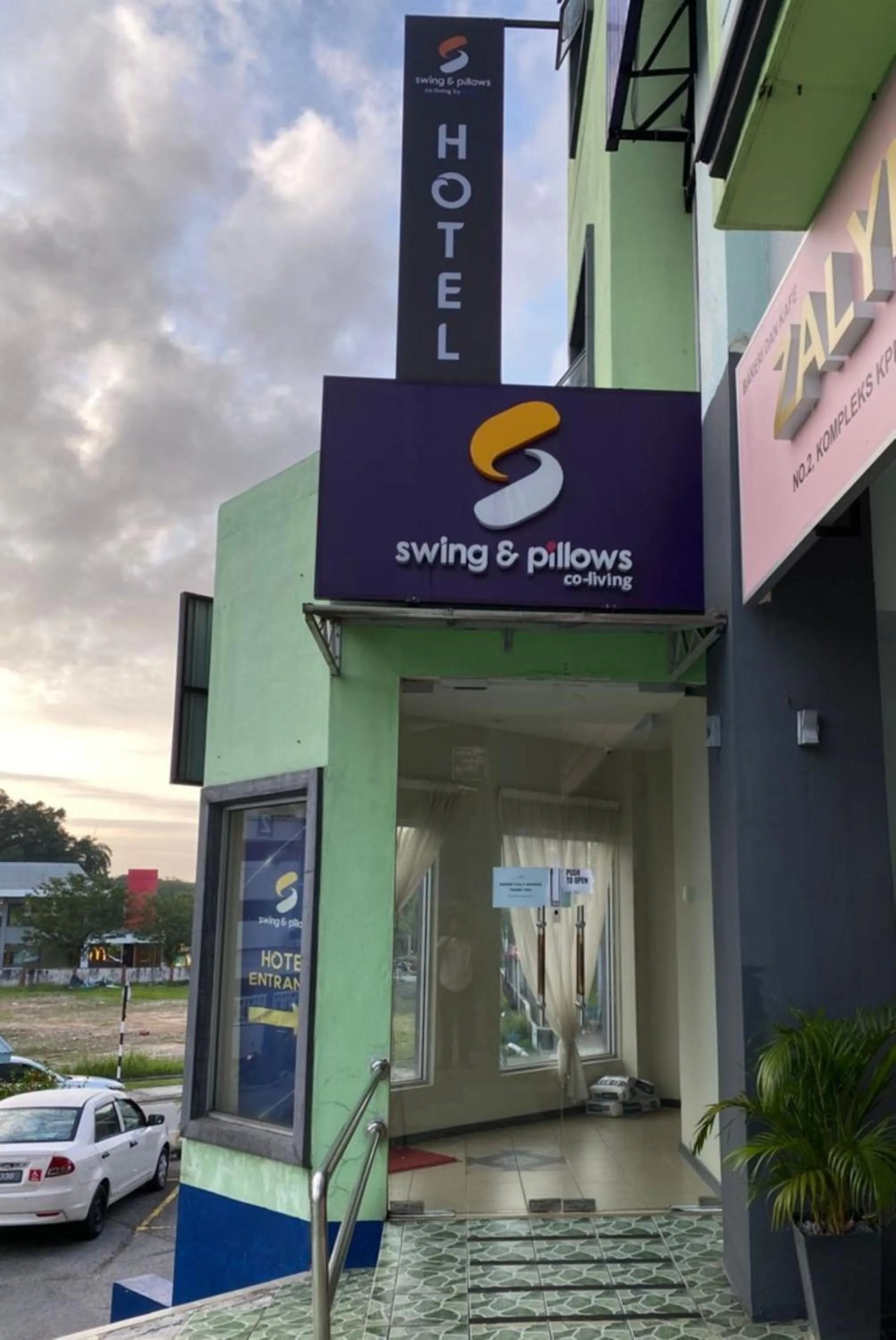 Swing & Pillows - Apple Hotel Shah Alam