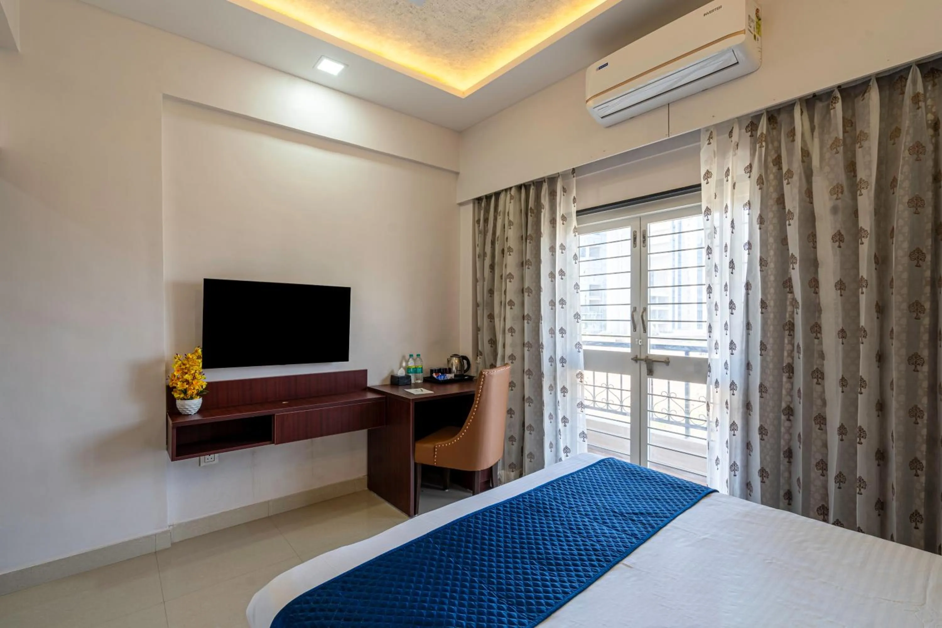 Communal lounge/ TV room, Bed in StayBird - Divine Suites, Business Hotel, Kharadi