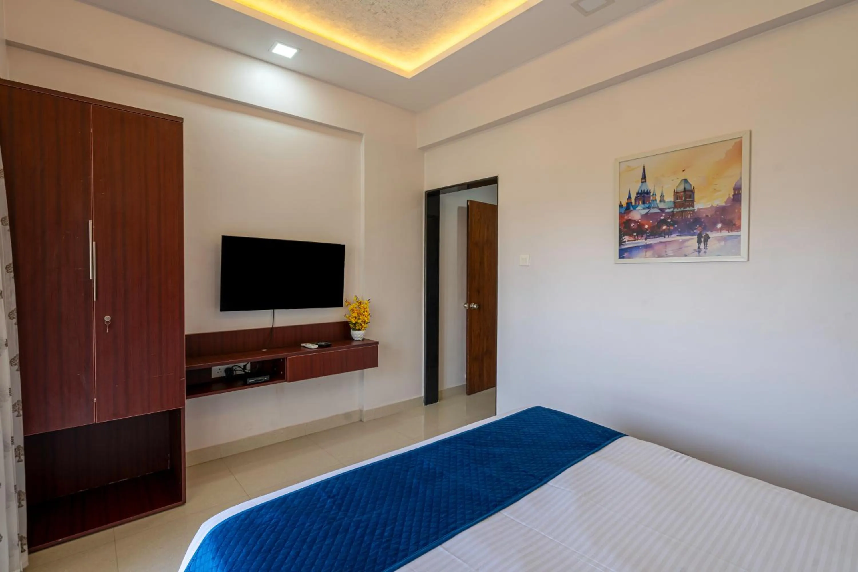 Communal lounge/ TV room, Bed in StayBird - Divine Suites, Business Hotel, Kharadi