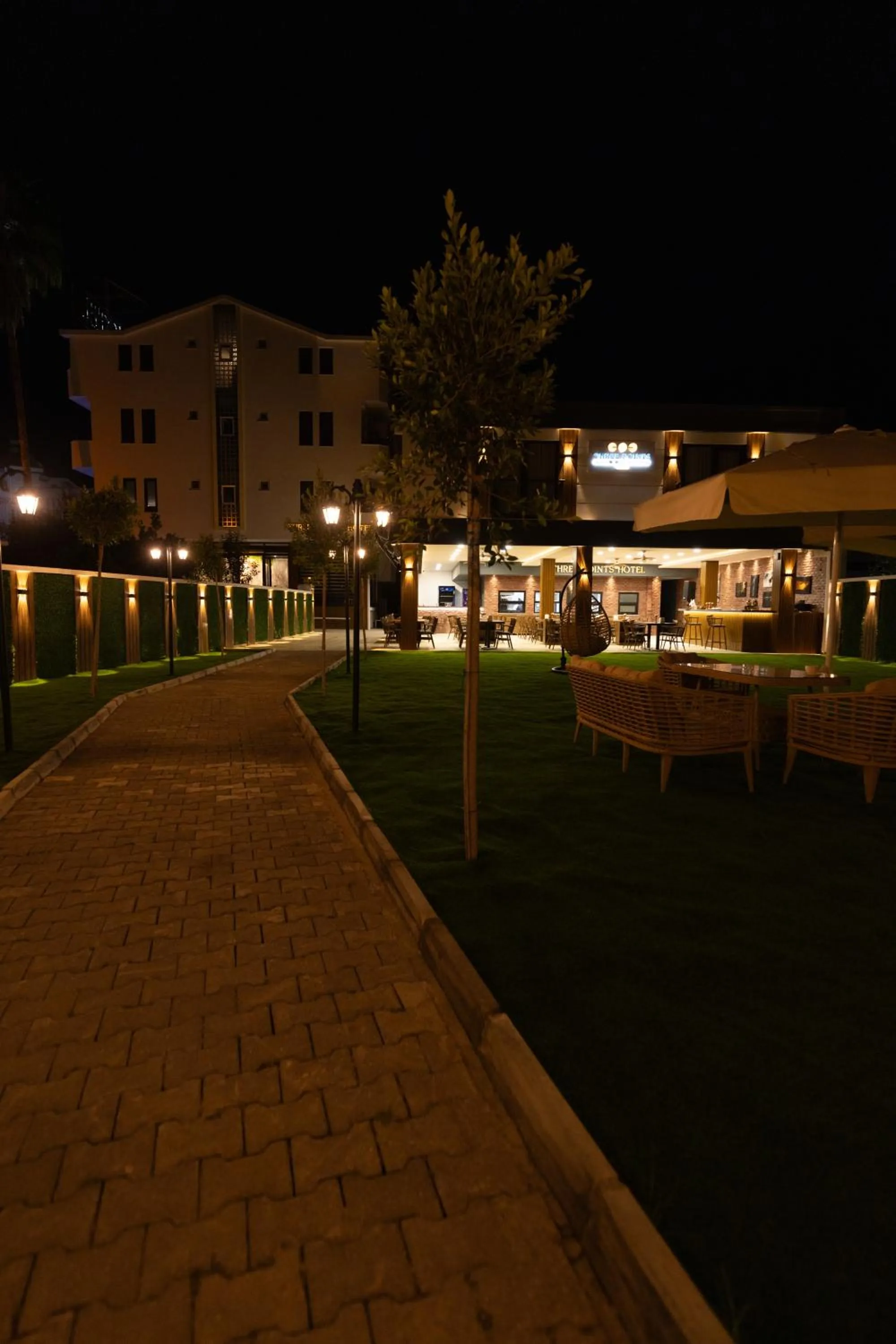 Restaurant/places to eat in Three Points Hotel