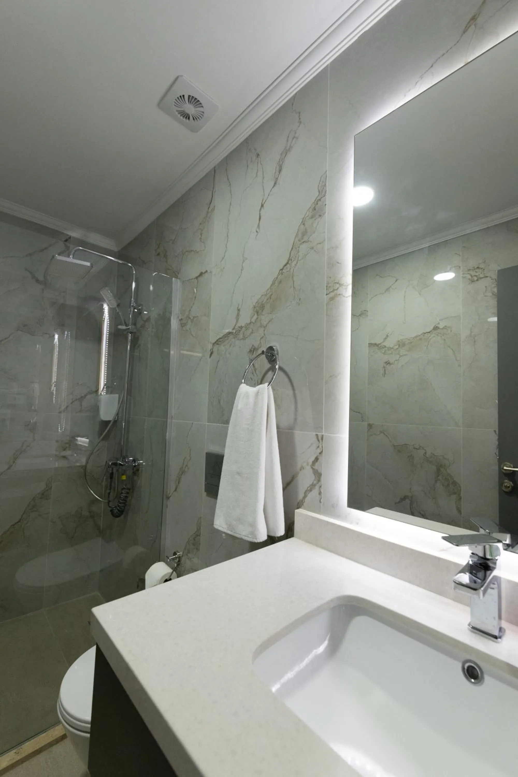 Shower in Three Points Hotel