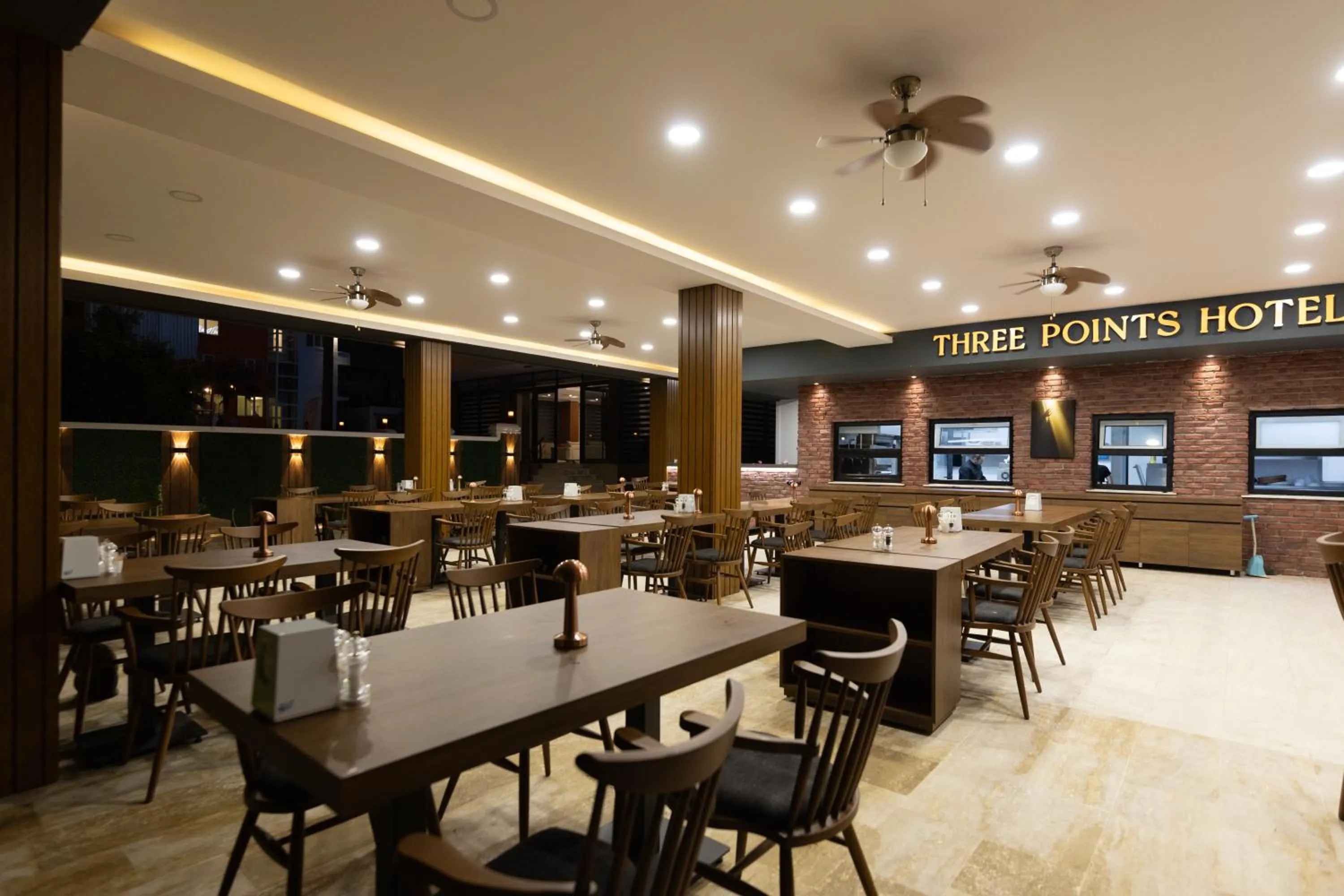 Restaurant/places to eat in Three Points Hotel