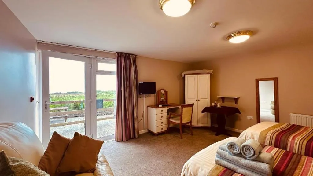 Bedroom, Bed in Ocean Haze Hotel